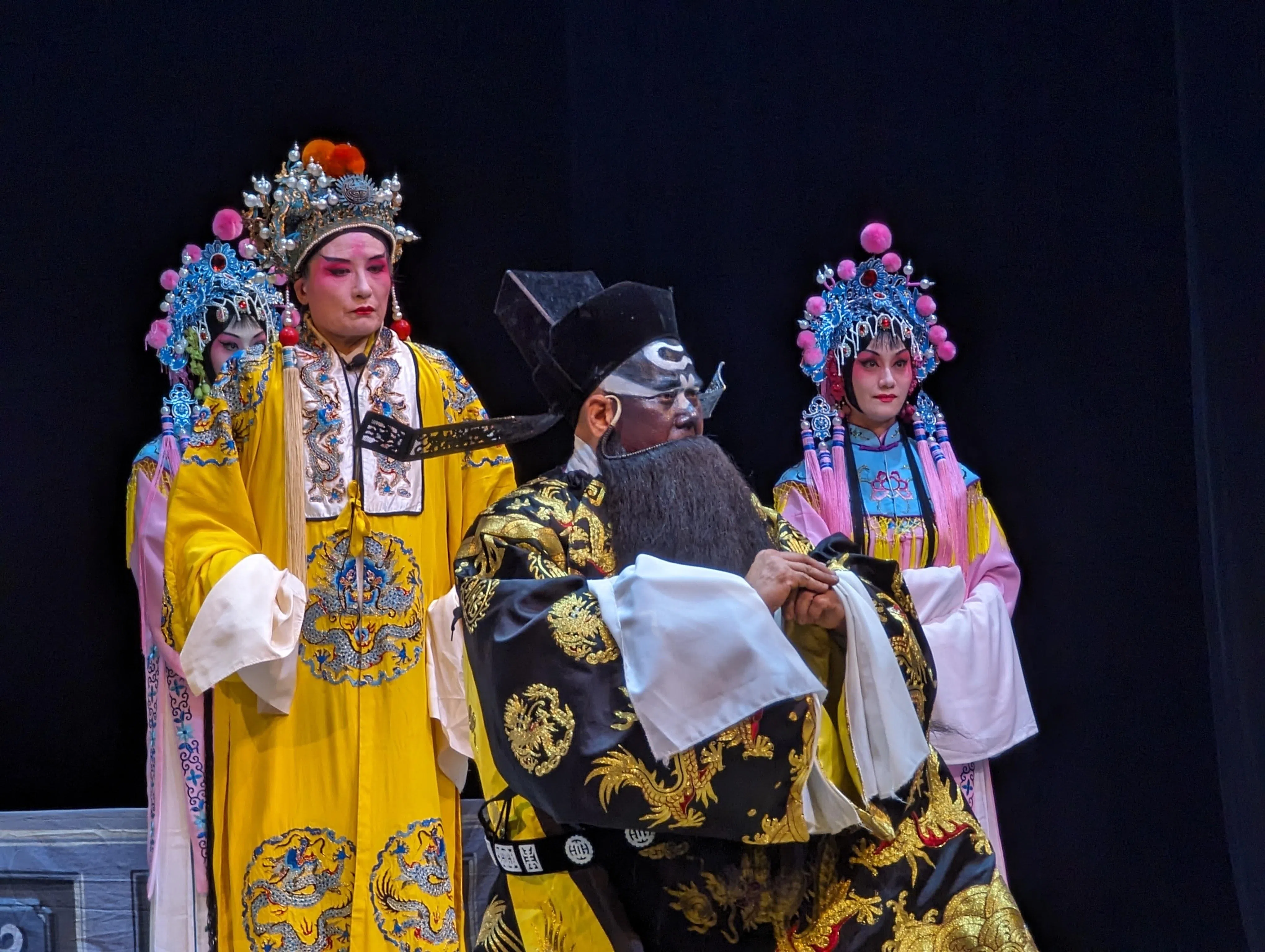 平社上演的《打龙袍》中，仁宗黄龙袍和包拯黑蟒袍形成鲜明对比。（平社提供）