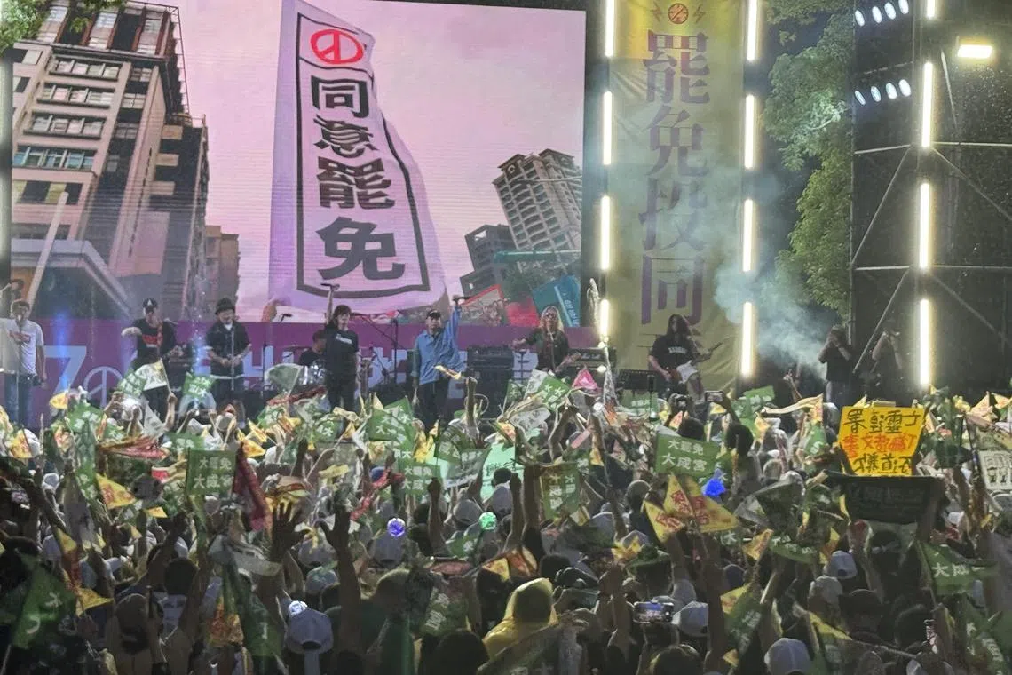 罢免团体星期六（7月19日）晚在立法院旁举行晚会，象征重现一年前“青鸟”聚集立院周边的景象，现场参与者中年轻人约有半数左右。（缪宗翰摄）