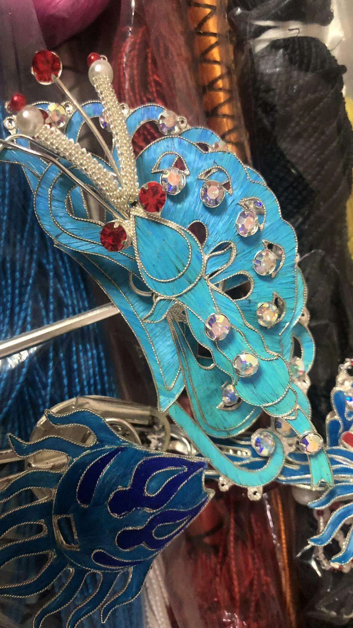 图中浅蓝色的是翠鸟毛制成的头钗，颜色较深的是鹅毛成品。（谢燕燕摄）