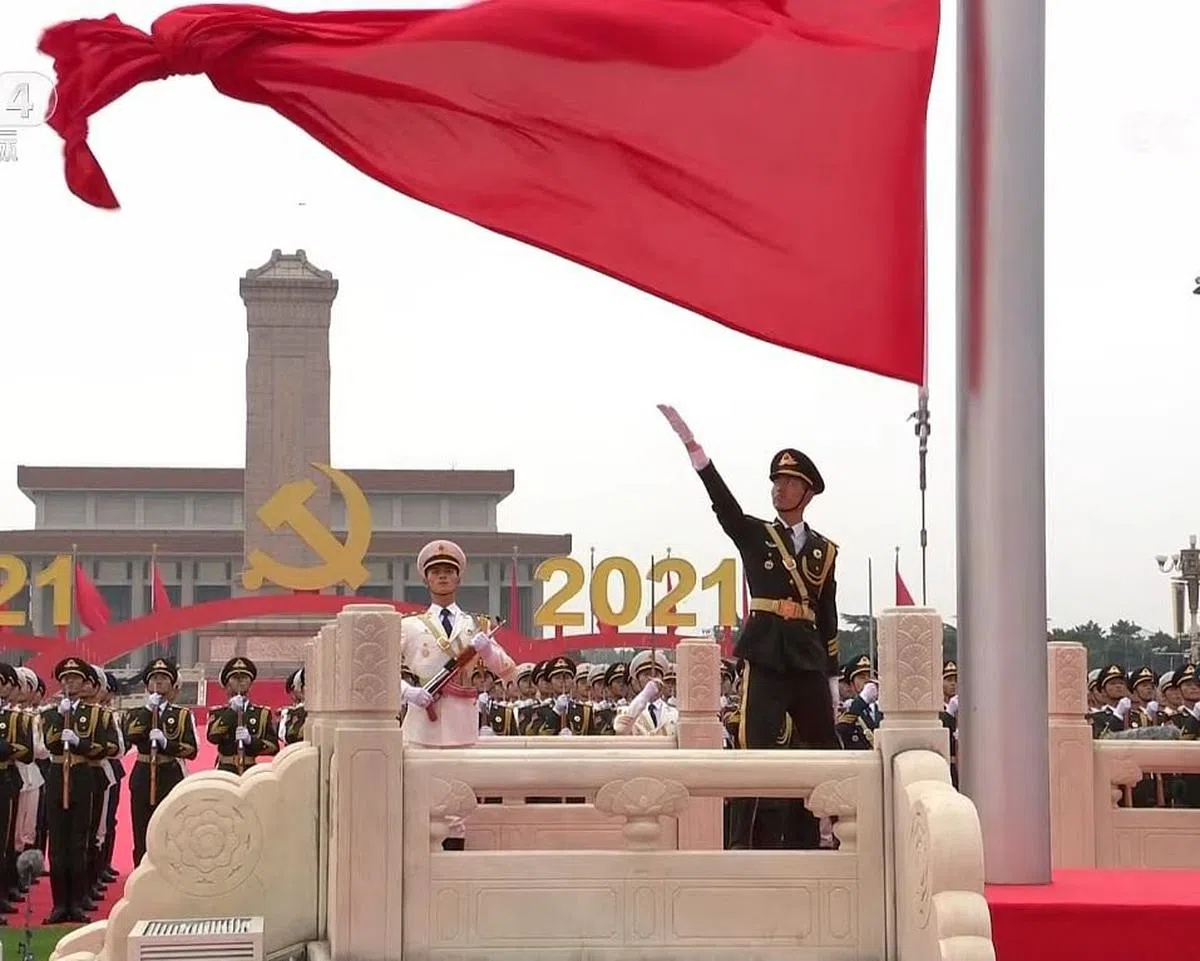 中国今早在中共党庆大会活动上举行升旗礼。（央视Youtube视频截图）