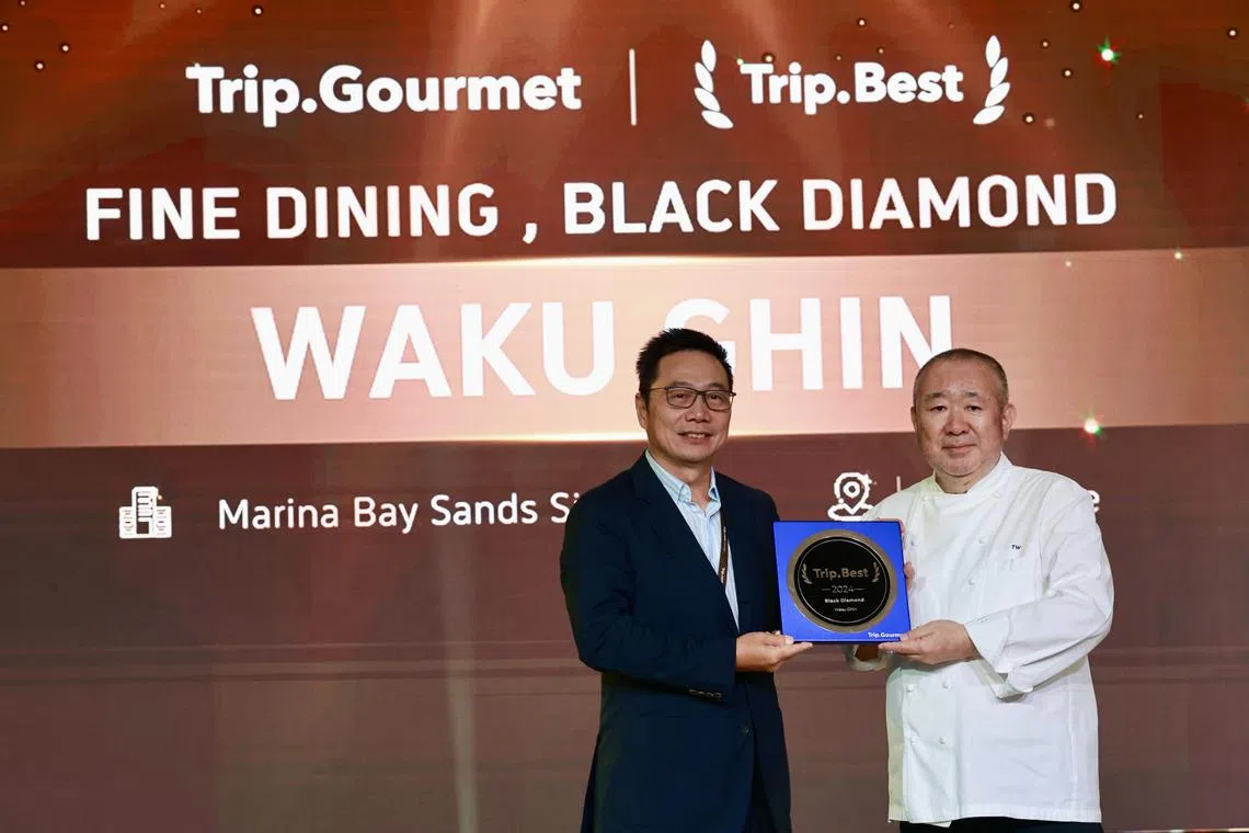 Waku Ghin在奢华餐厅榜获得最高级别的黑钻奖，创办人兼主厨和久田哲亲自领奖（右）。餐馆还是米其林指南一星餐馆。（特约陈来福摄）