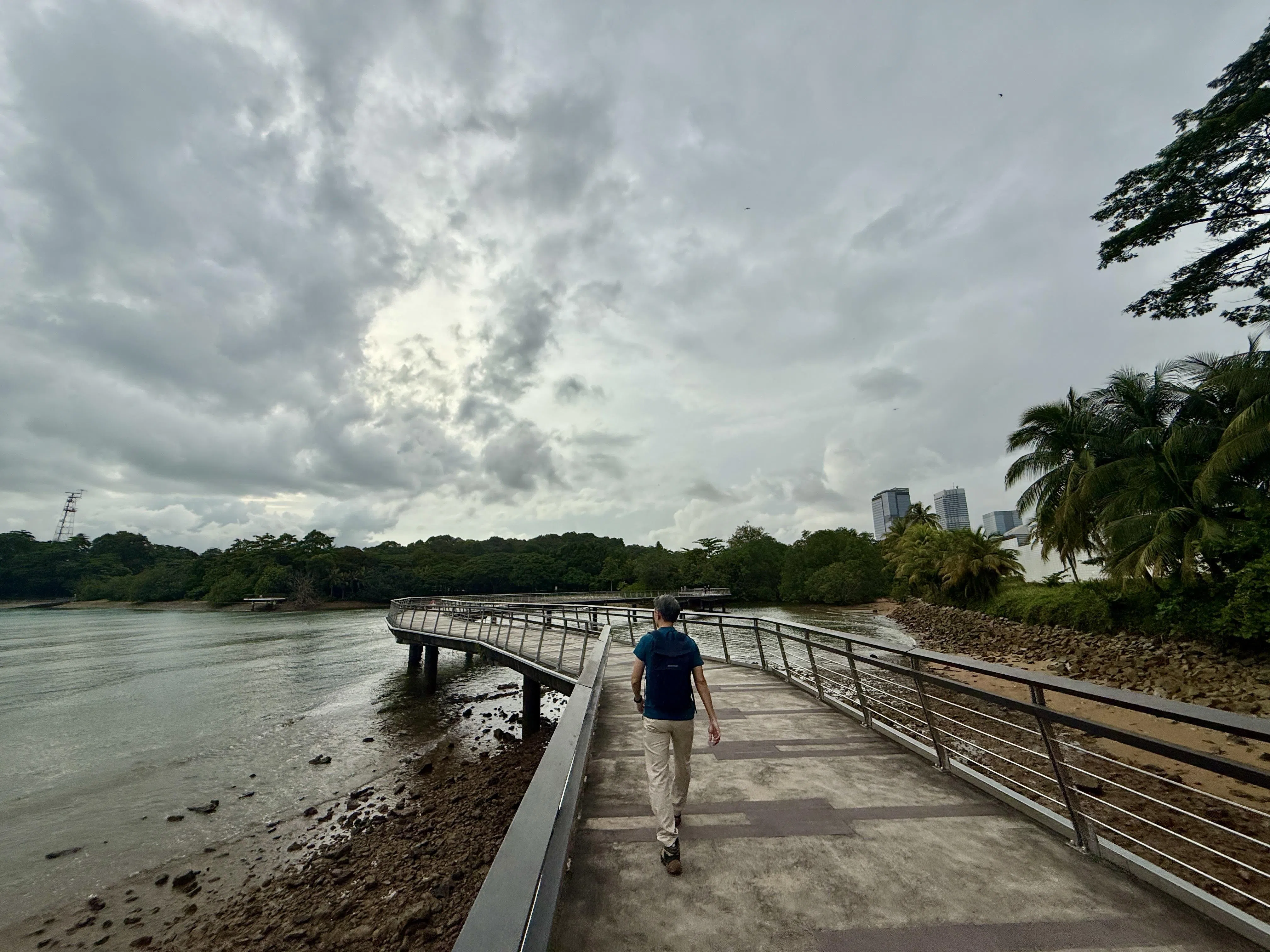 武吉慈明港景径，除了欣赏吉宝码头的滨海景致，还能看到自然形成的岩石海滩。（陈映蓁摄）