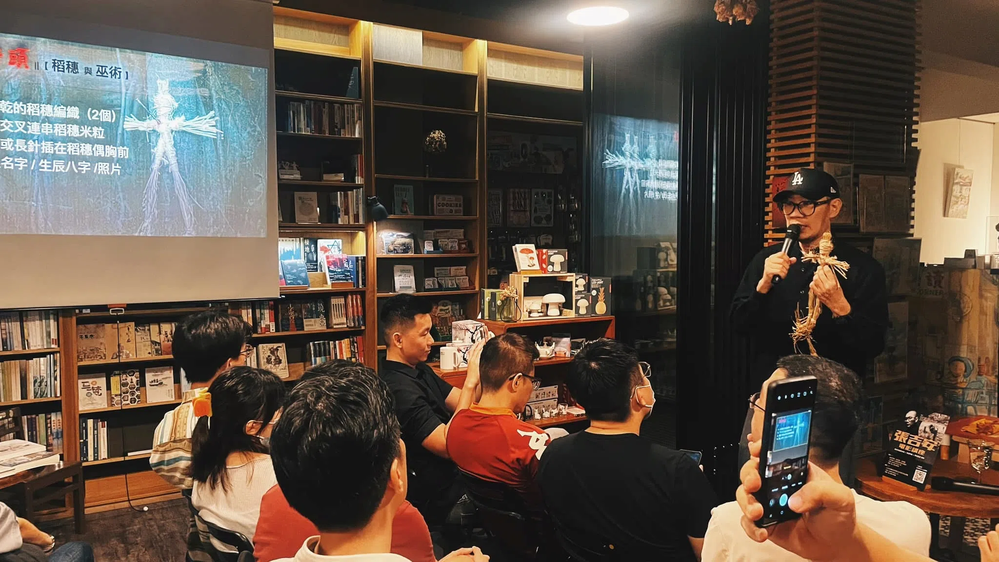 导演张吉安（黑衣站立者）日前在草根书室举行与自己电影作品相关的讲座，吸引不少人到场。（取自草根书室脸书）