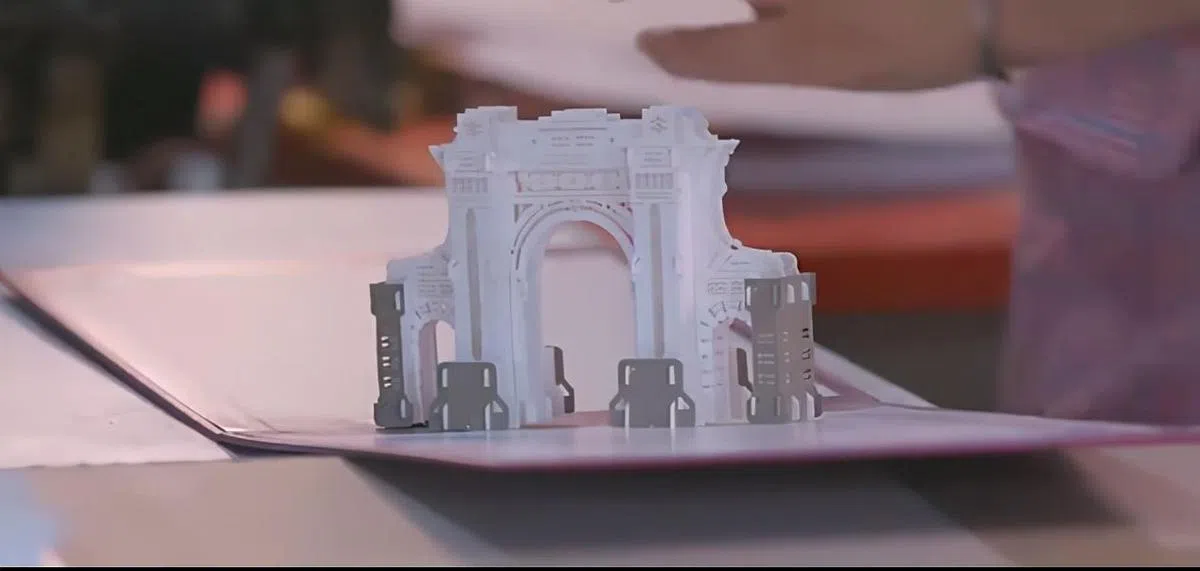 清华大学的立体二校门录取通知书意在祝福新生“破壁追光、圆梦清华”。（互联网）