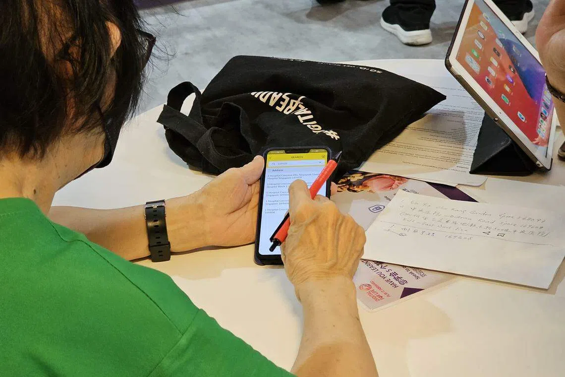 数码大使林德光建议年长者用小本子记录所学，并时常复习，学以致用。（许淑美摄）