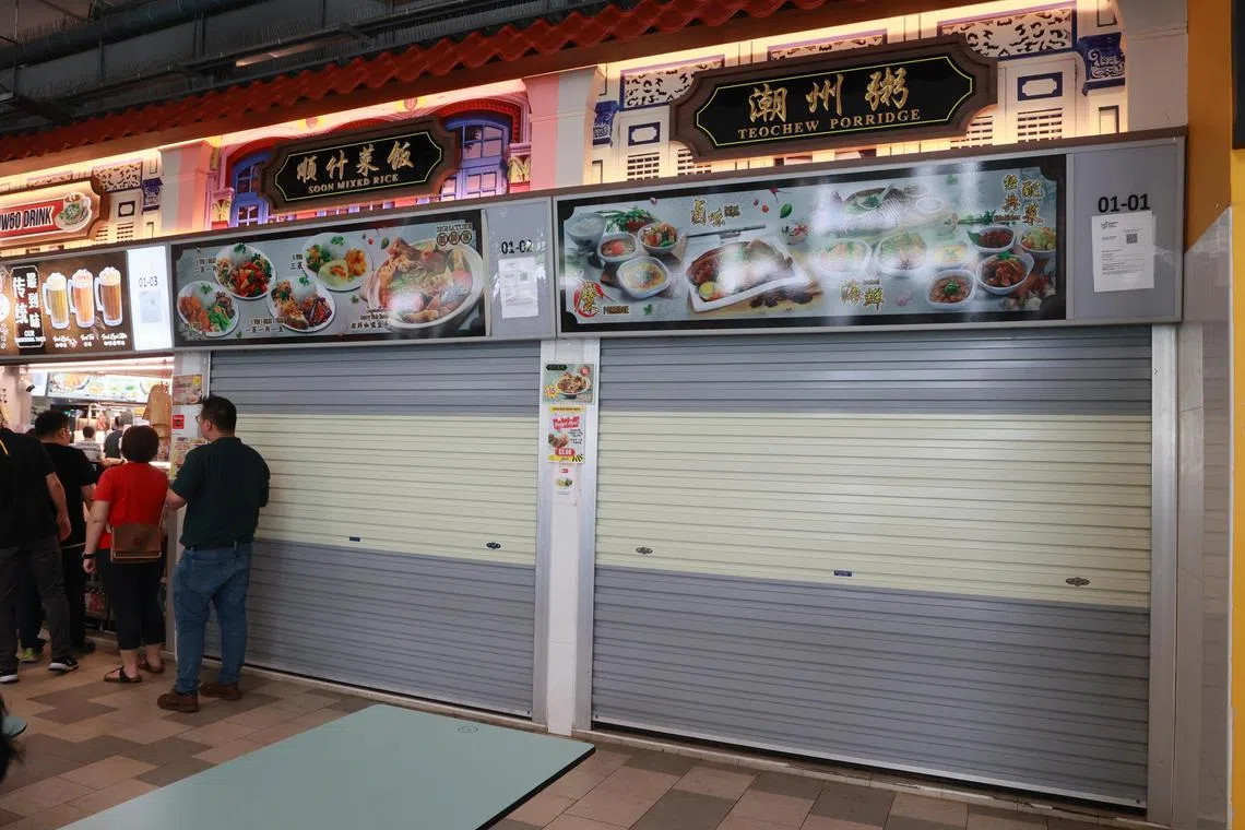 杂菜饭与潮州粥摊位关闭，现场的负责人透露，早上确实因电线原因失火。责人透露，早上确实因电线原因失火。（潘丰源摄）