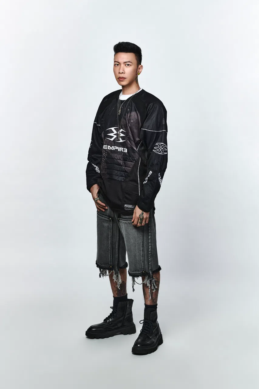 小春觉得自己的性格和父亲很像，话不多，有苦也会吞到肚子里。（本色音乐提供）