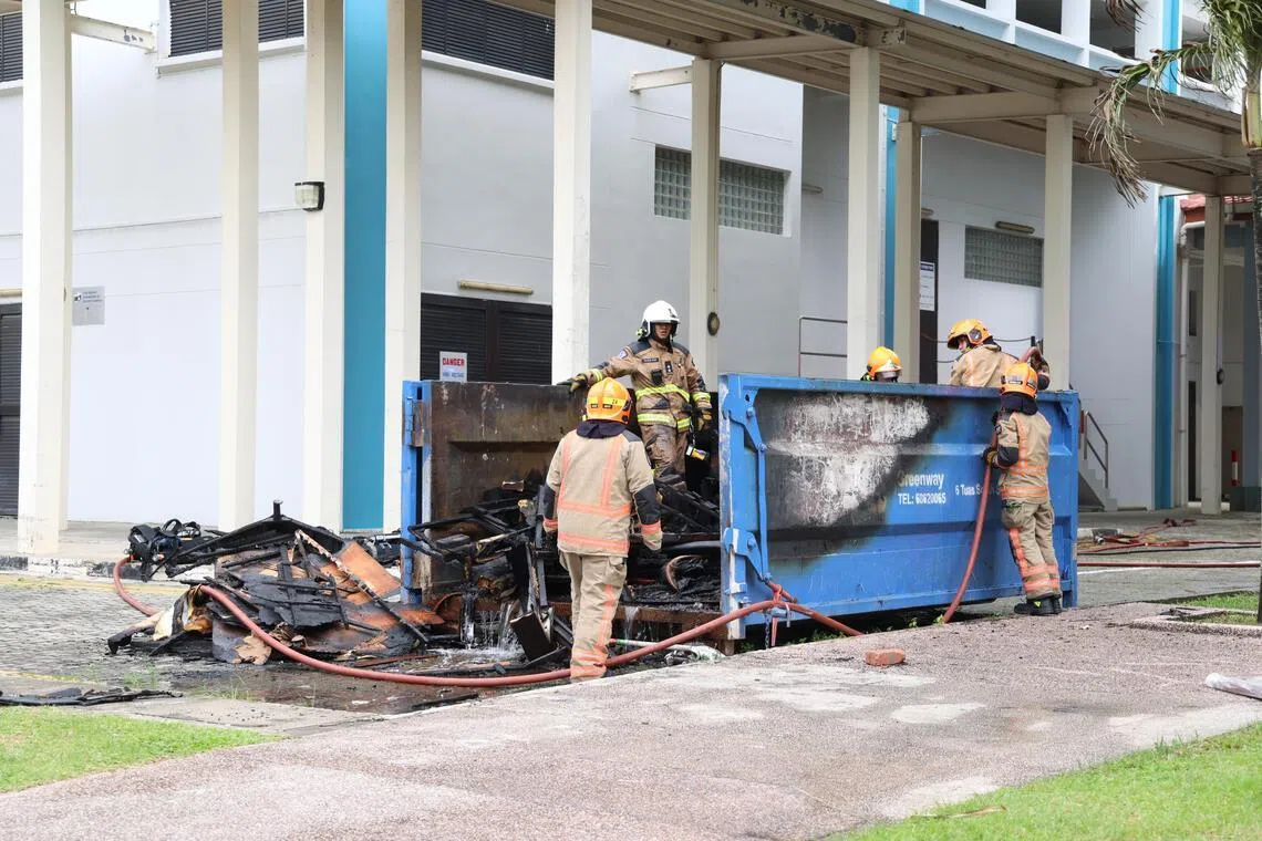集装箱装有废弃旧家具等大型物品，部分箱体被烧黑，起火原因仍在调查中。（郑一鸣摄）