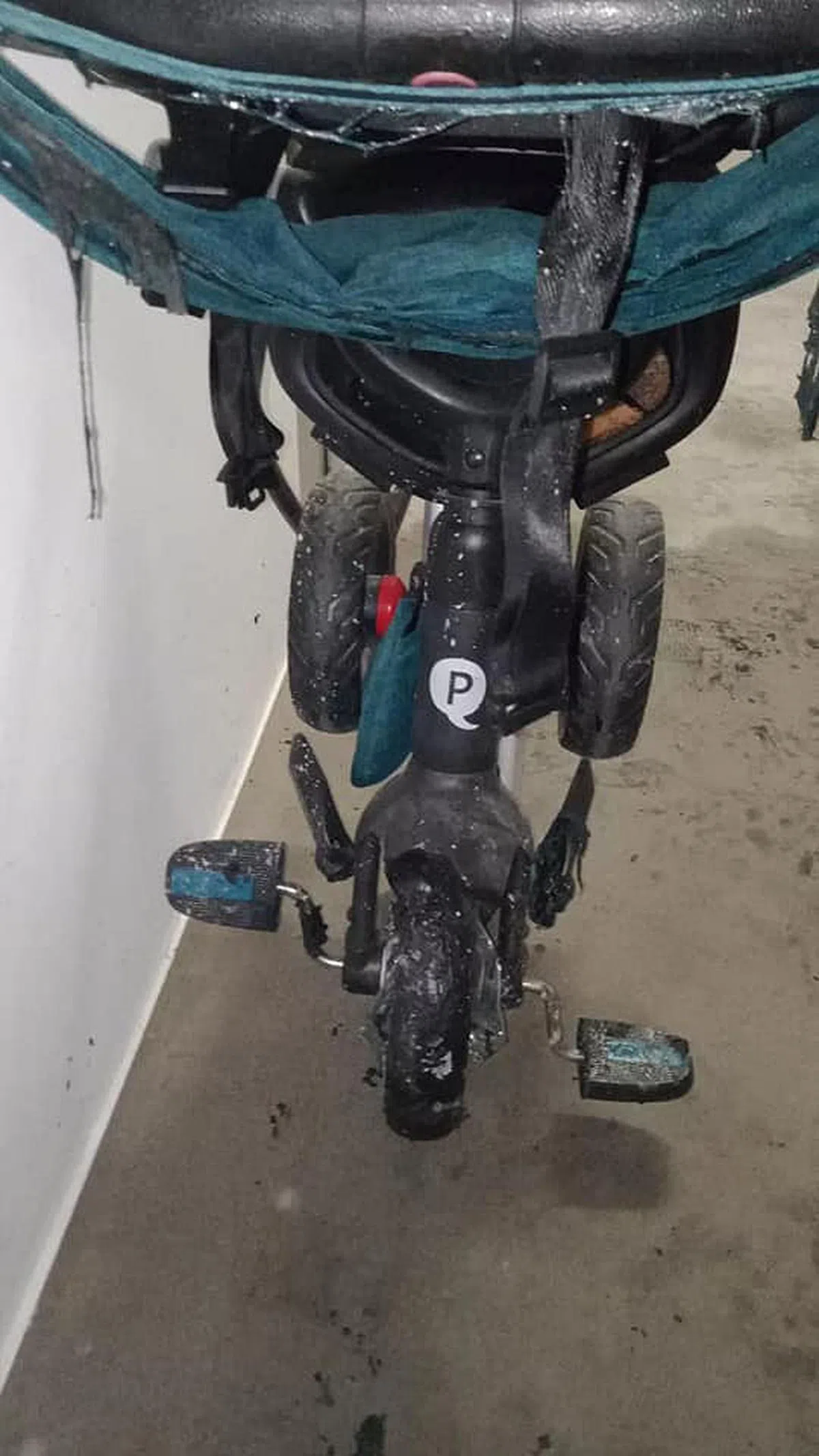 女郎申诉，儿子摆在屋外的脚踏车部分被烧毁。（取自网络）