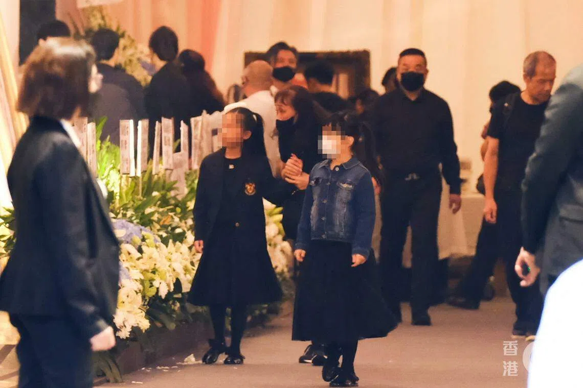 疑似蔡天凤女儿（左二）走出灵堂看花牌。（取自互联网）