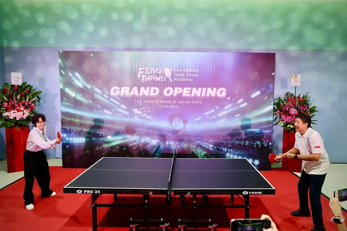 活动正式开始前，冯天薇（左）和惹兰加由区议员黄志明打球互动。（龙国雄摄）