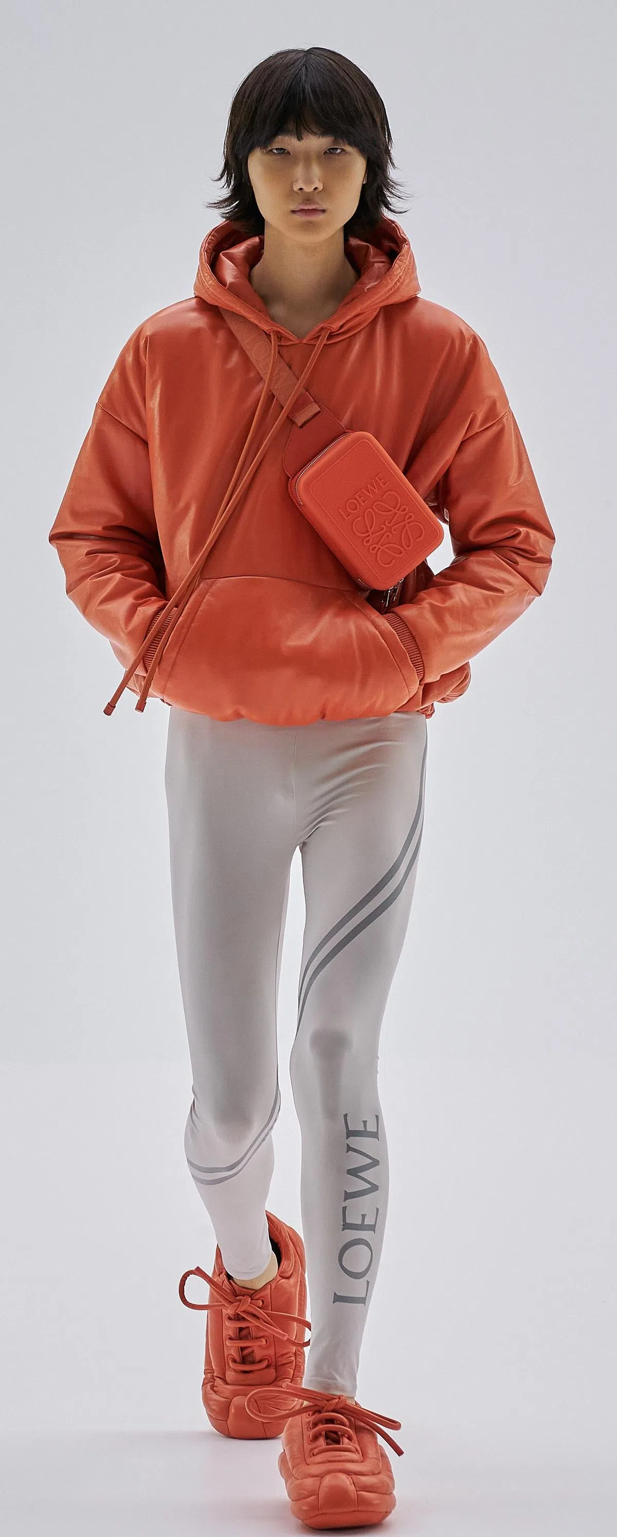 Loewe的男士橘红卫衣潮感满分。（品牌提供）
