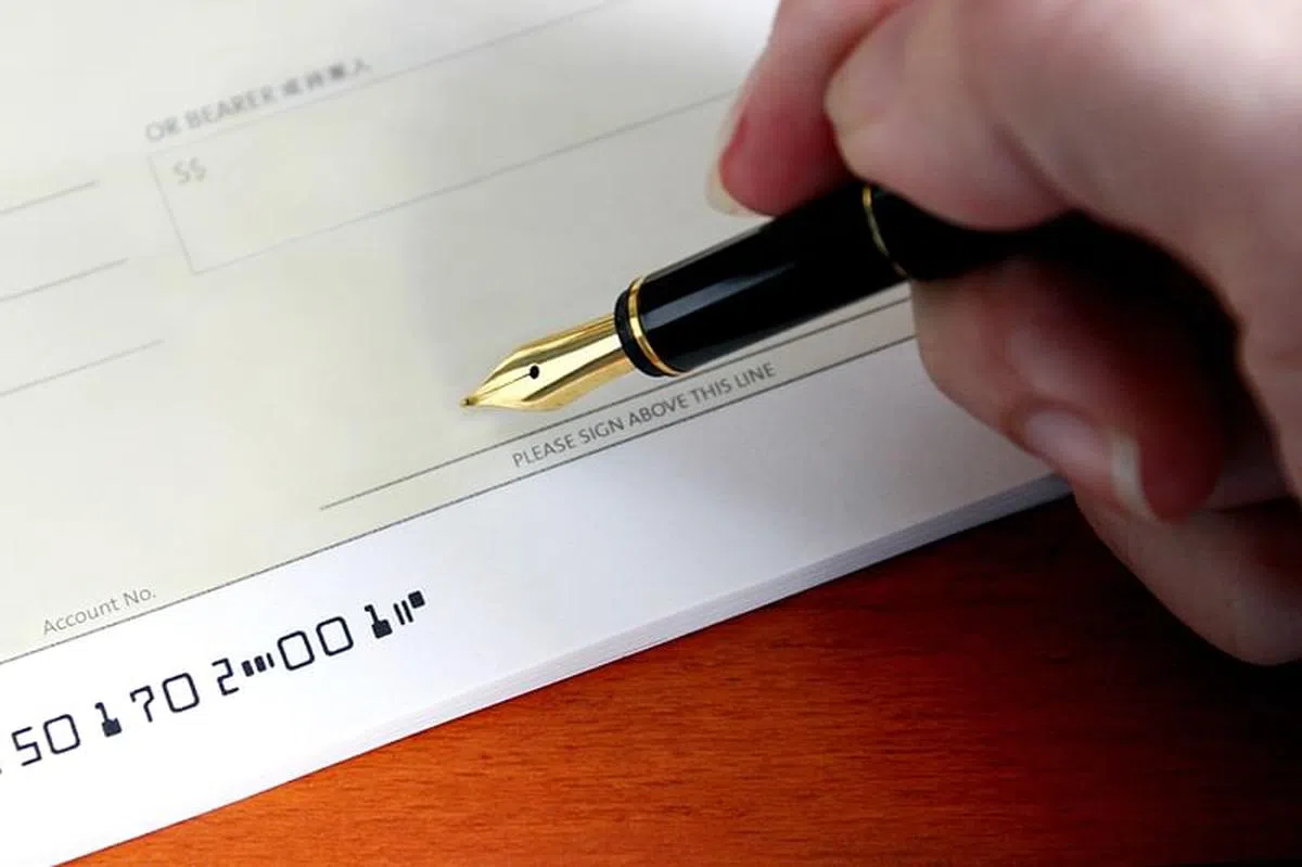 交易所牵涉款项最好是通过划线支票和银行转账等可验证方式，直接支付给收款人。（图/Getty Images）