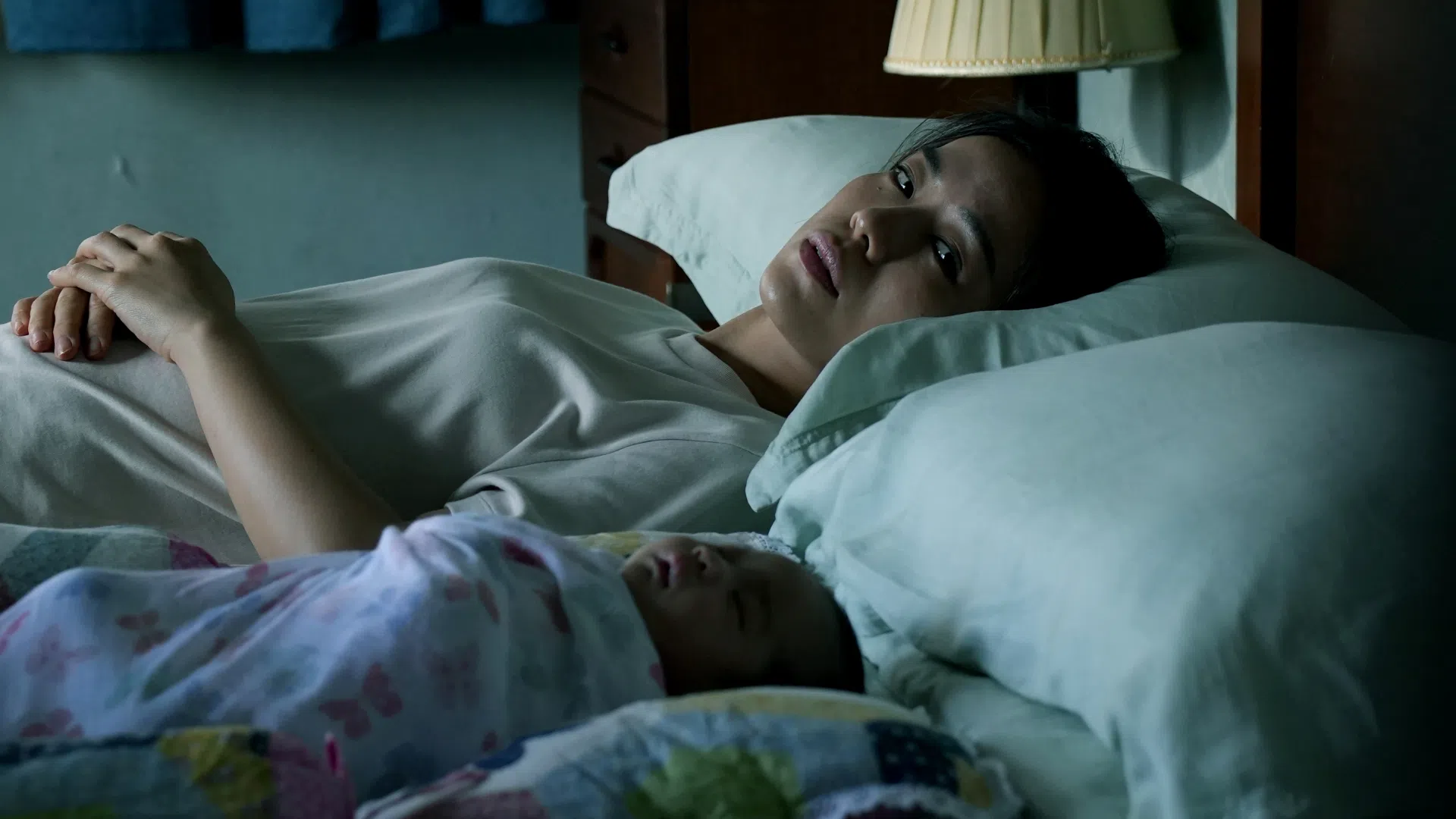 本地“鬼王”导演唐永健的第三部鬼片《陪月》，由林慧玲和许美珍主演。（嘉华院线提供）