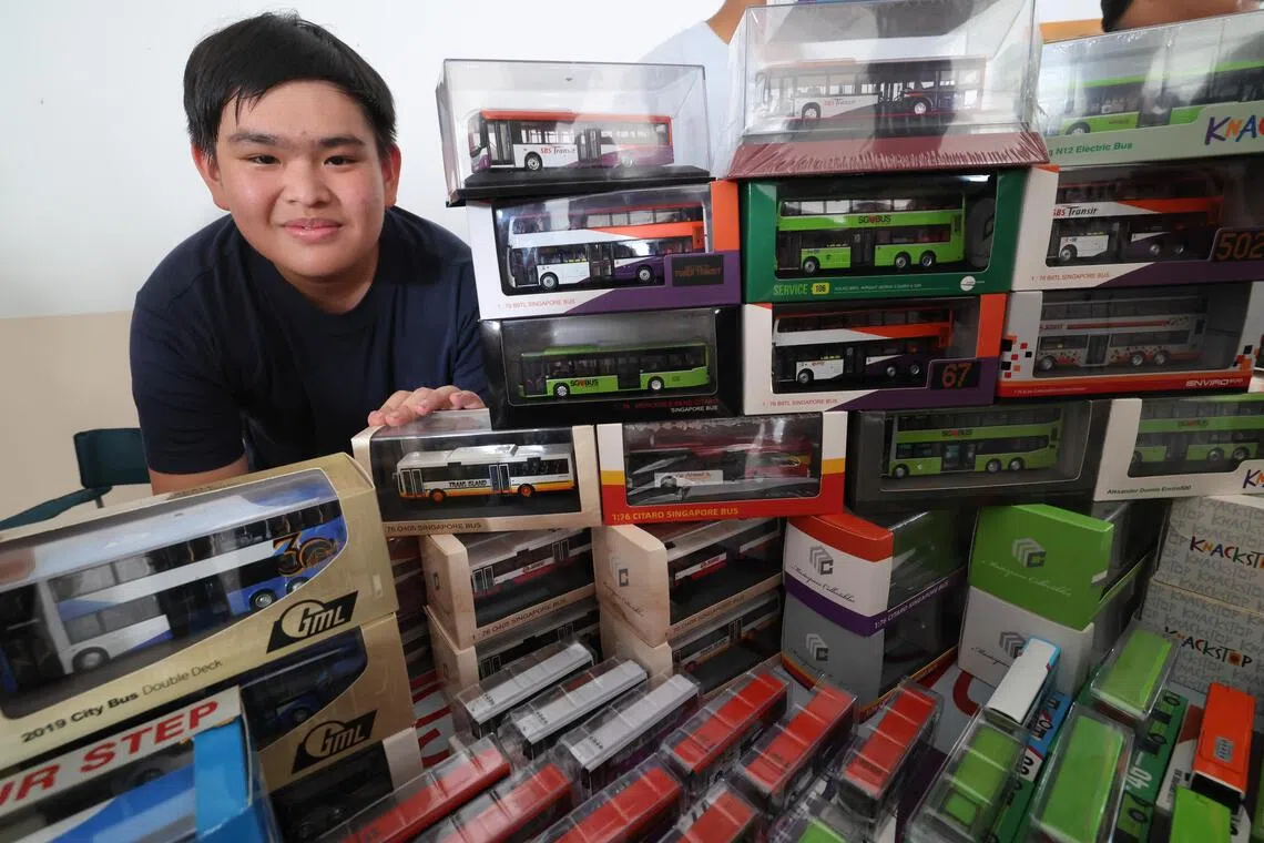 16岁的巴士收藏爱好者黄明浩，拥有超过100辆巴士模型，他在活动中带来自己的部分收藏，和其他人一同交流分享。（梁麒麟摄）