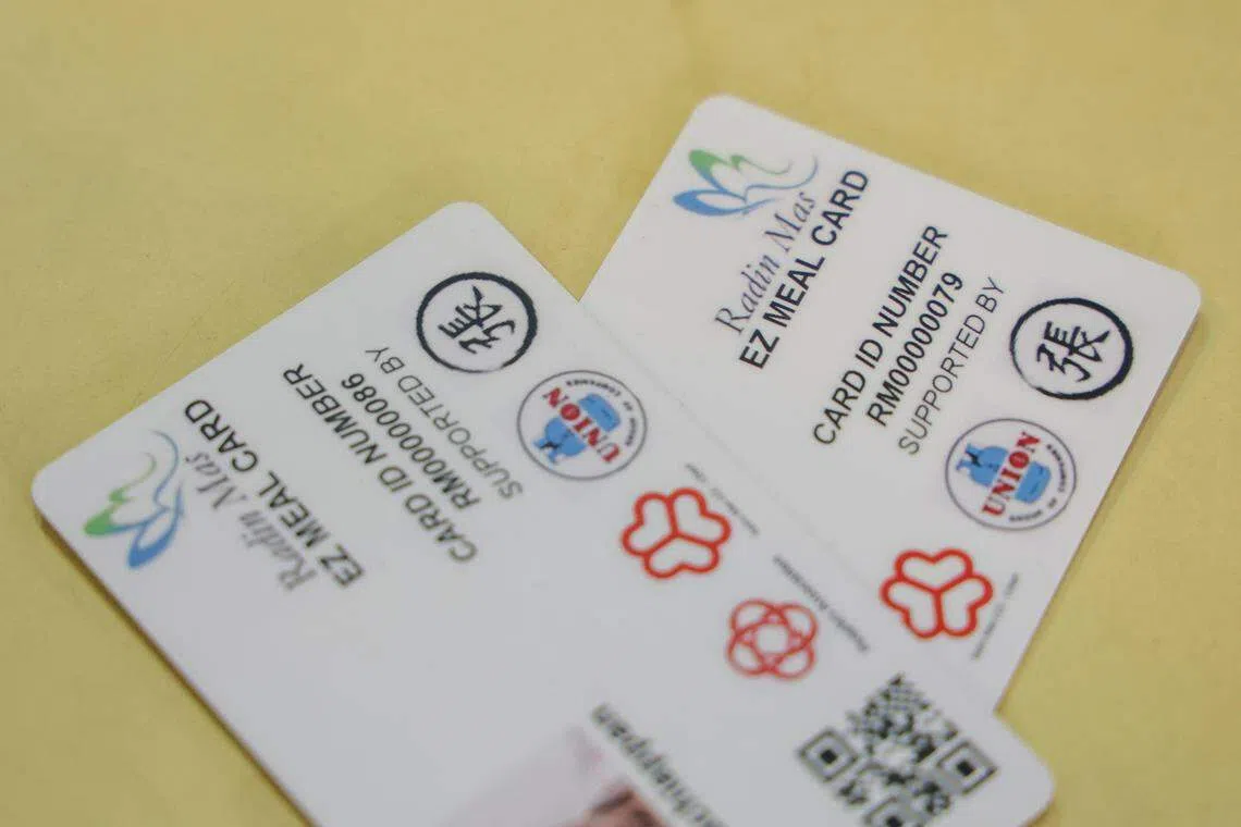在邻里关怀爱心餐计划下，每名受惠者会收到一张有个人照的专属餐卡。（卓祾祎摄）