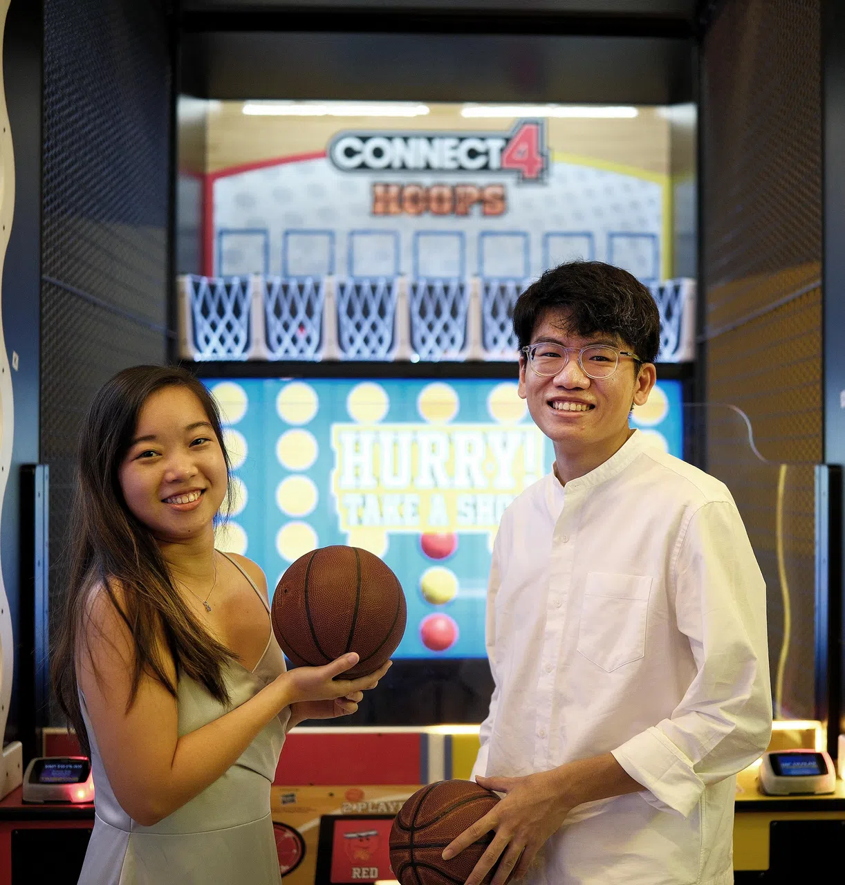 蔡育涵（右）和蔡琴都爱玩投篮版的连环四子棋“Connect4”游戏。（曾坤顺摄）