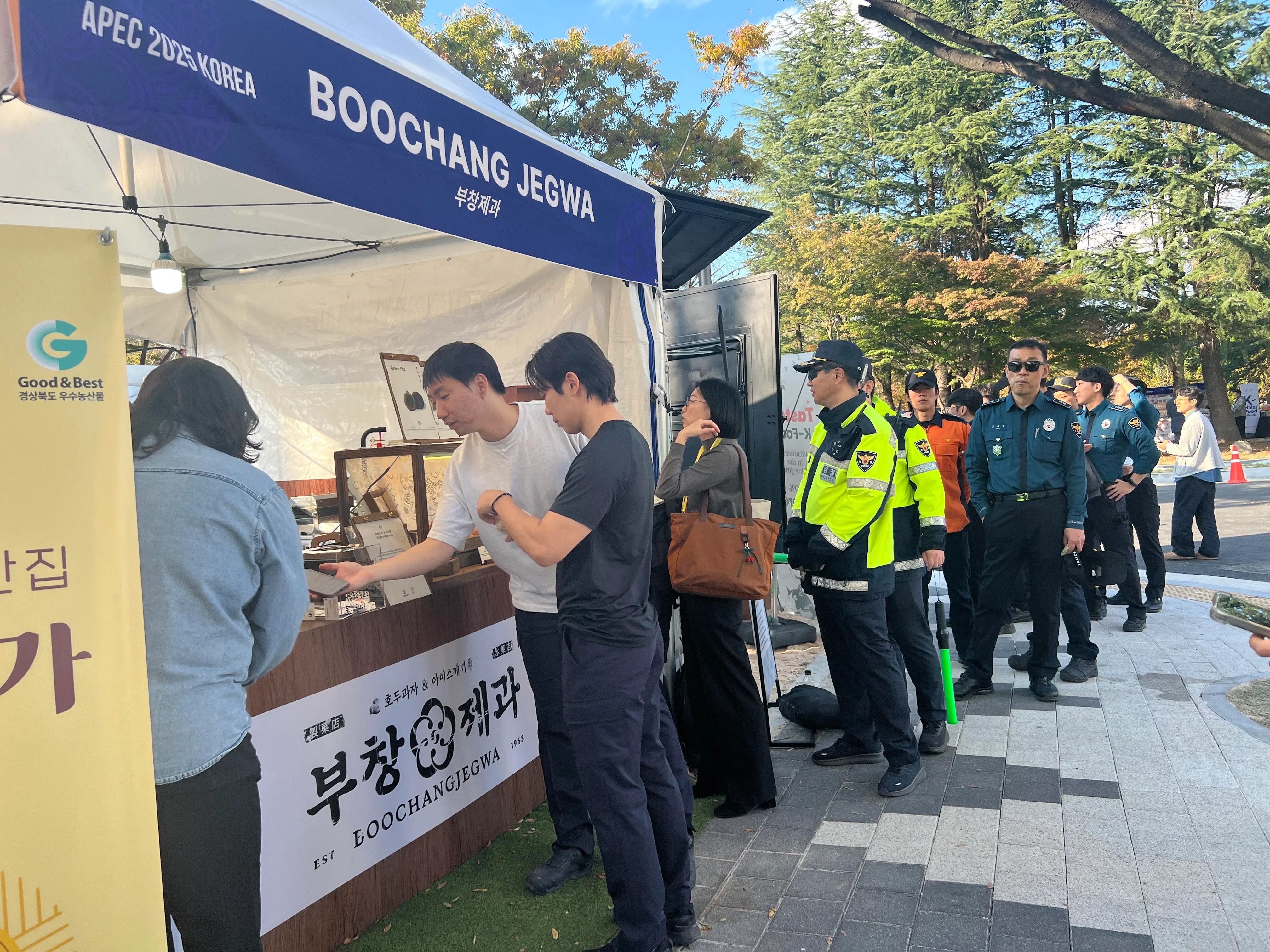 峰会期间，交通管制让出行不便，美食展区方便峰会工作人员填饱肚子。（姜贵瑛摄）