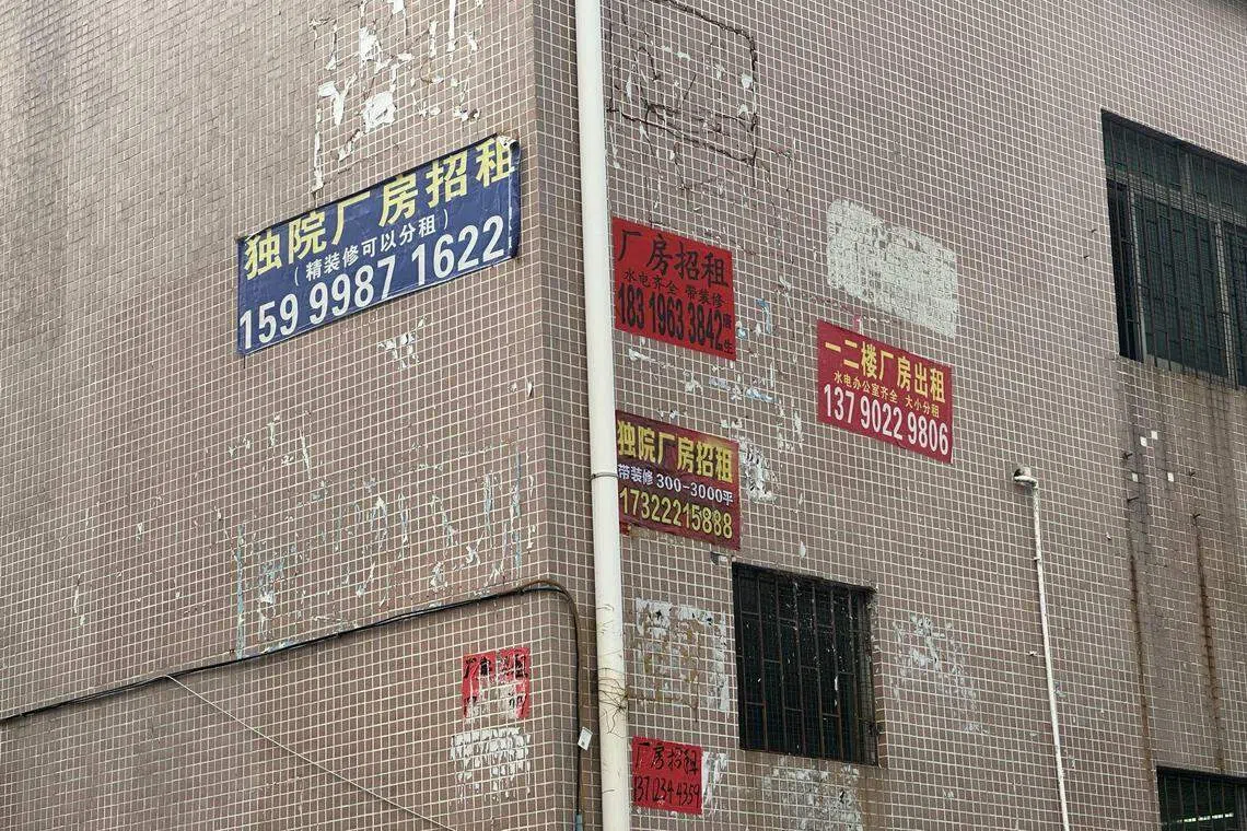 在东莞长安镇街道上，随处可见厂房外墙上张贴着招租告示。（林煇智摄）