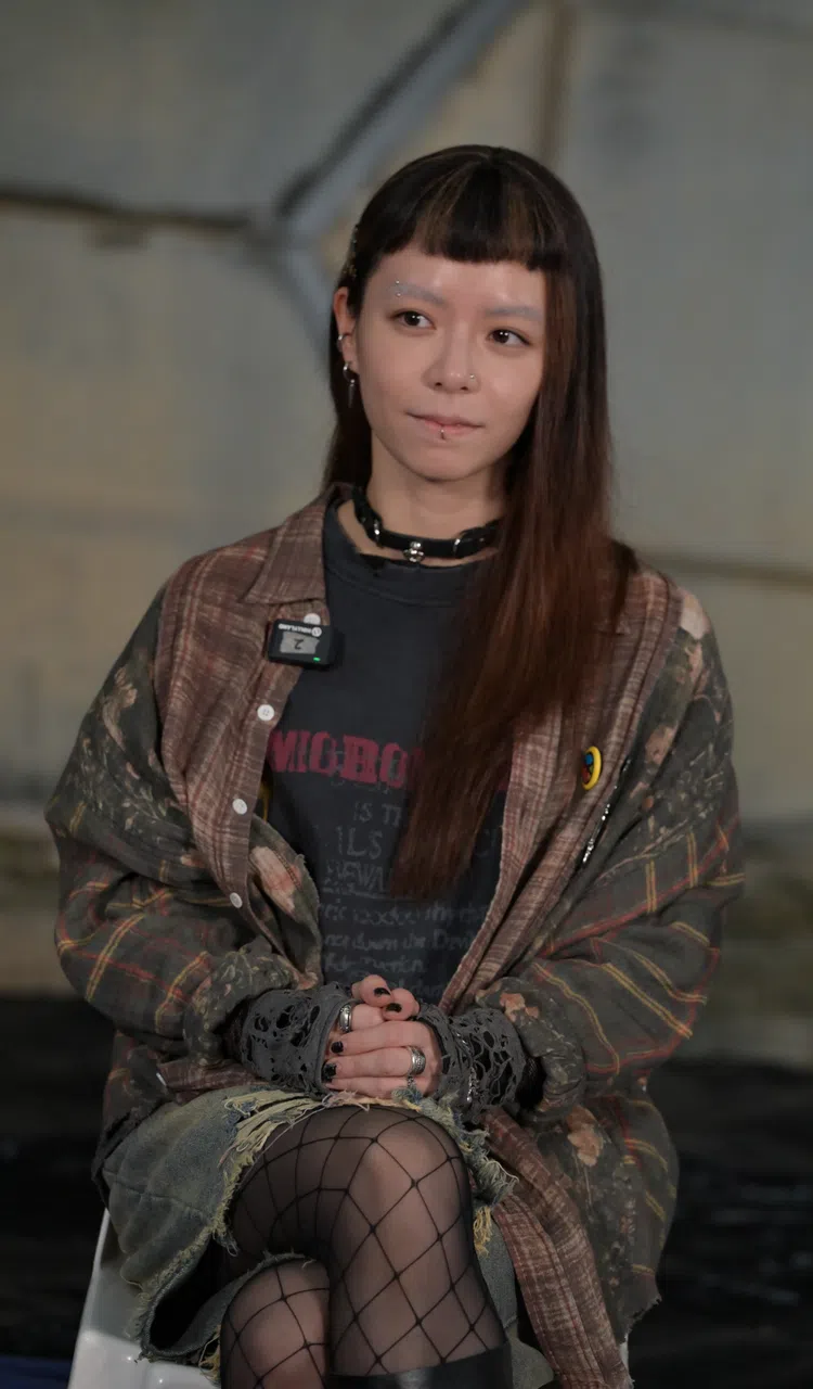 宋芸桦颠覆过去甜美形象，以超短齐刘海搭配染眉和唇环，诠释“白金”这一角色。（沉默协作社有限公司提供）