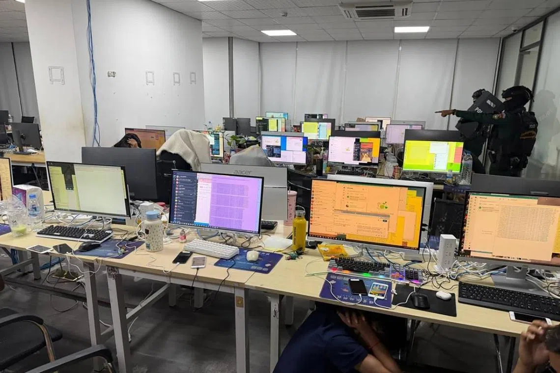 柬埔寨警方在最新行动中查获大量涉案设备，包括多部手机、笔记本电脑、台式电脑主机、一体机电脑及显示器等。（脸书照片）