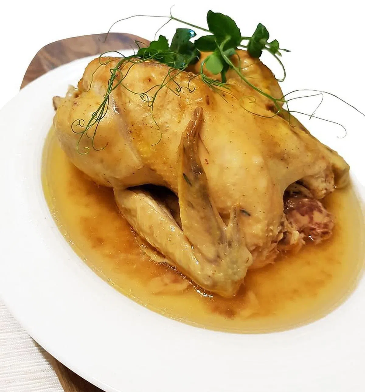 疫情期间，厨艺精湛的潘惠义亲自烹制盐焗鸡，广受食客欢迎。（胡姬山庄提供）