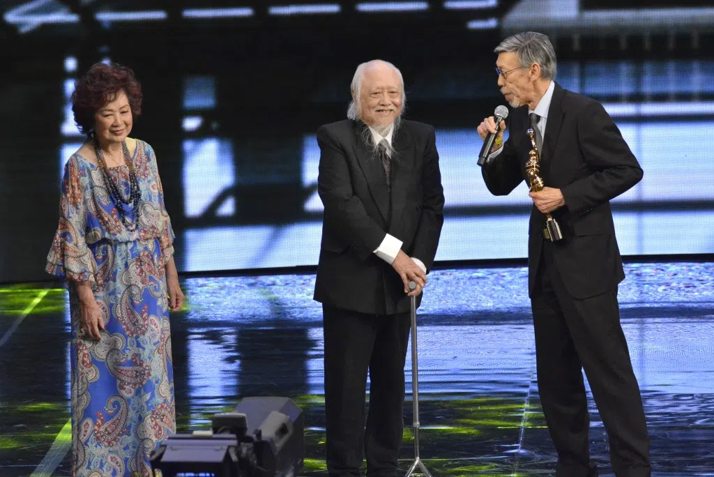 冯淬帆（右起）2018年在香港金像奖颁奖礼上，以徒弟身份给楚原颁发终身成就奖。（互联网）