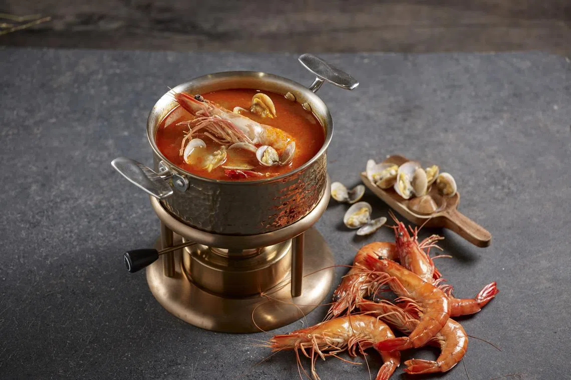美滋锅尊鲜厢房专属的滋补海鲜龙虾锅。（餐馆提供）