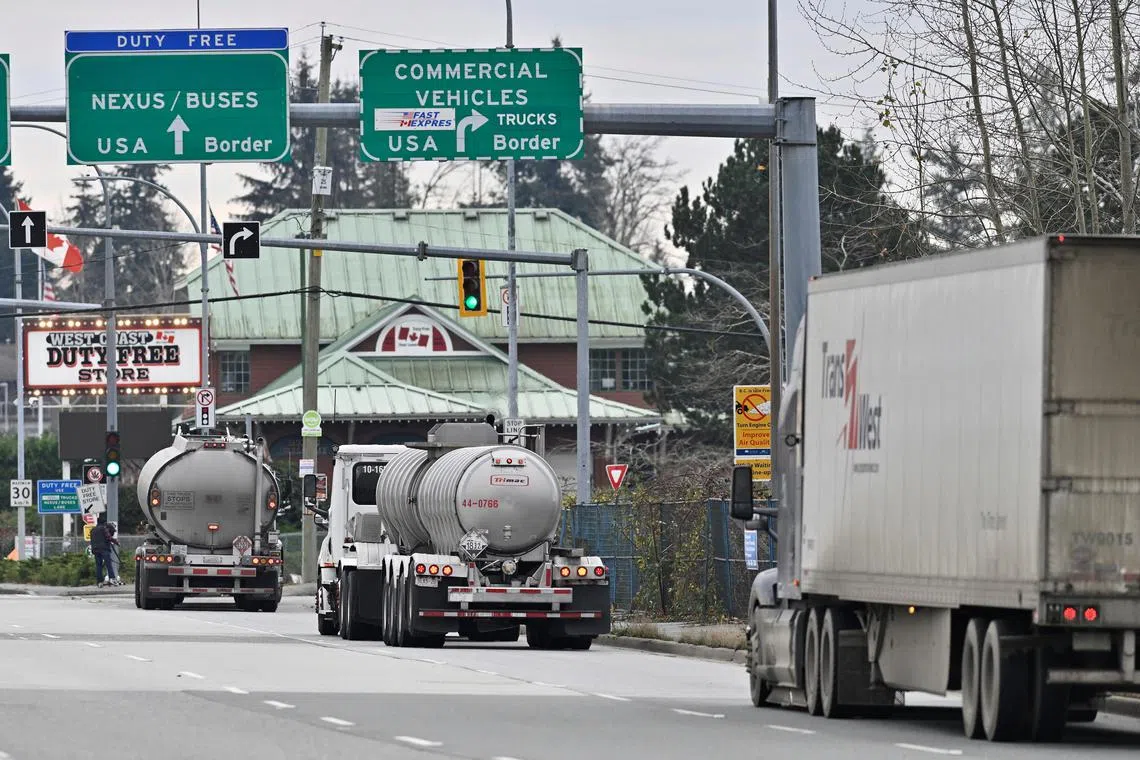 加拿大的出口市场主要是美国。图为加拿大西南城市素里，商用卡车驶向美国海关与边境保护局的太平洋公路入境口岸。（路透社）