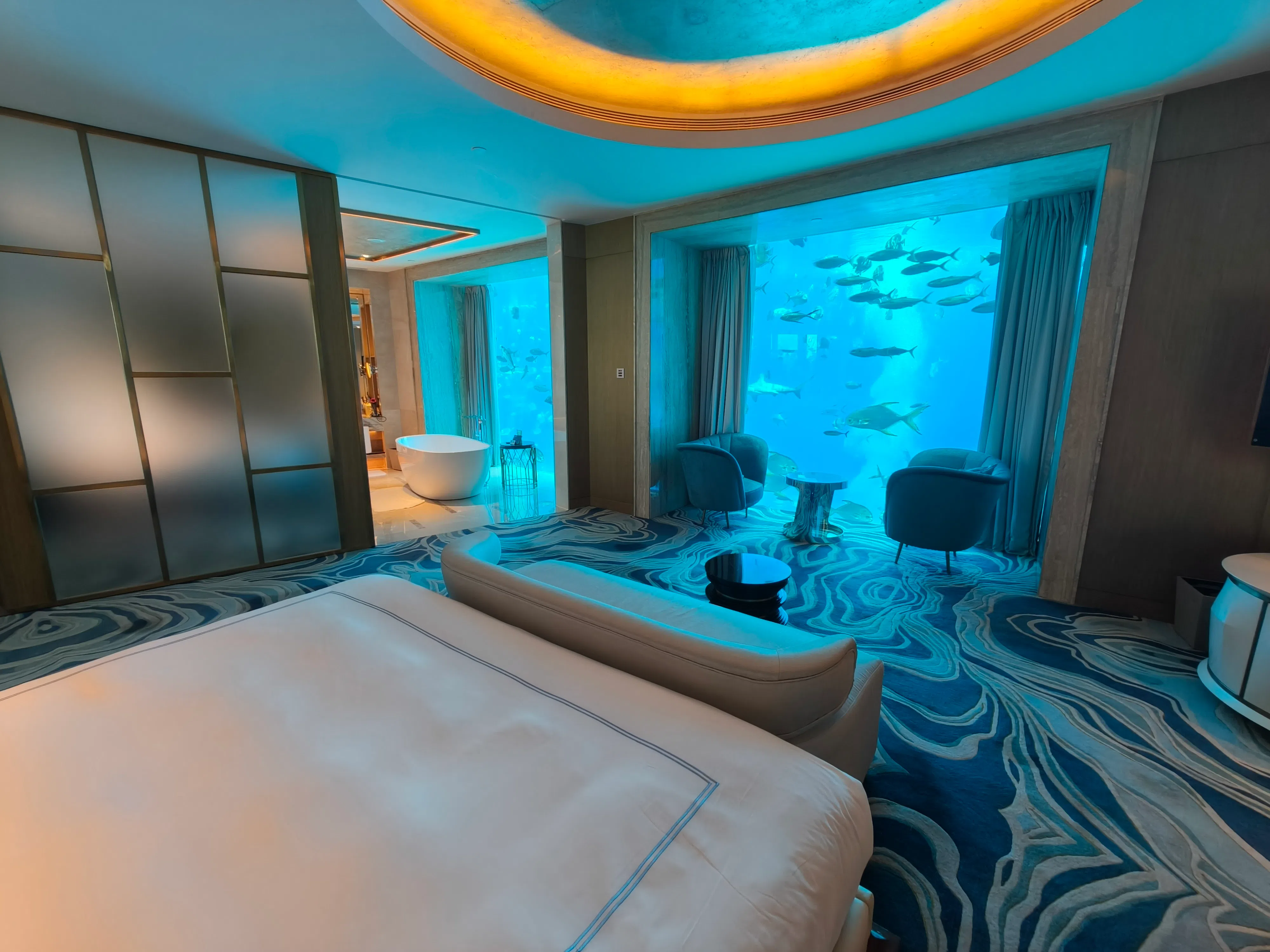 亚特兰蒂斯的豪华水族馆海底套房，悠游鱼群伴你入梦。（李雅歌摄）