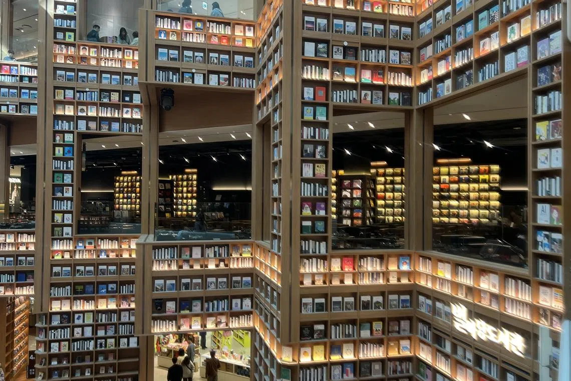 就算你不看书，也会被水原图书馆的气势和设计吸引。（叶孝忠摄　）