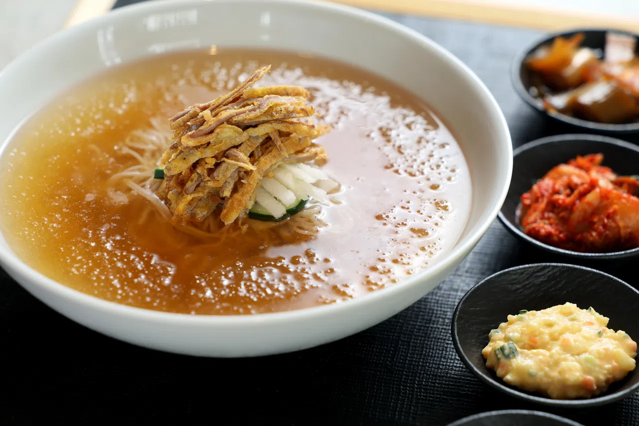 晋州荞麦冷面配料丰富，汤底冷冽清爽，最适合大热天享用。（龙国雄摄）