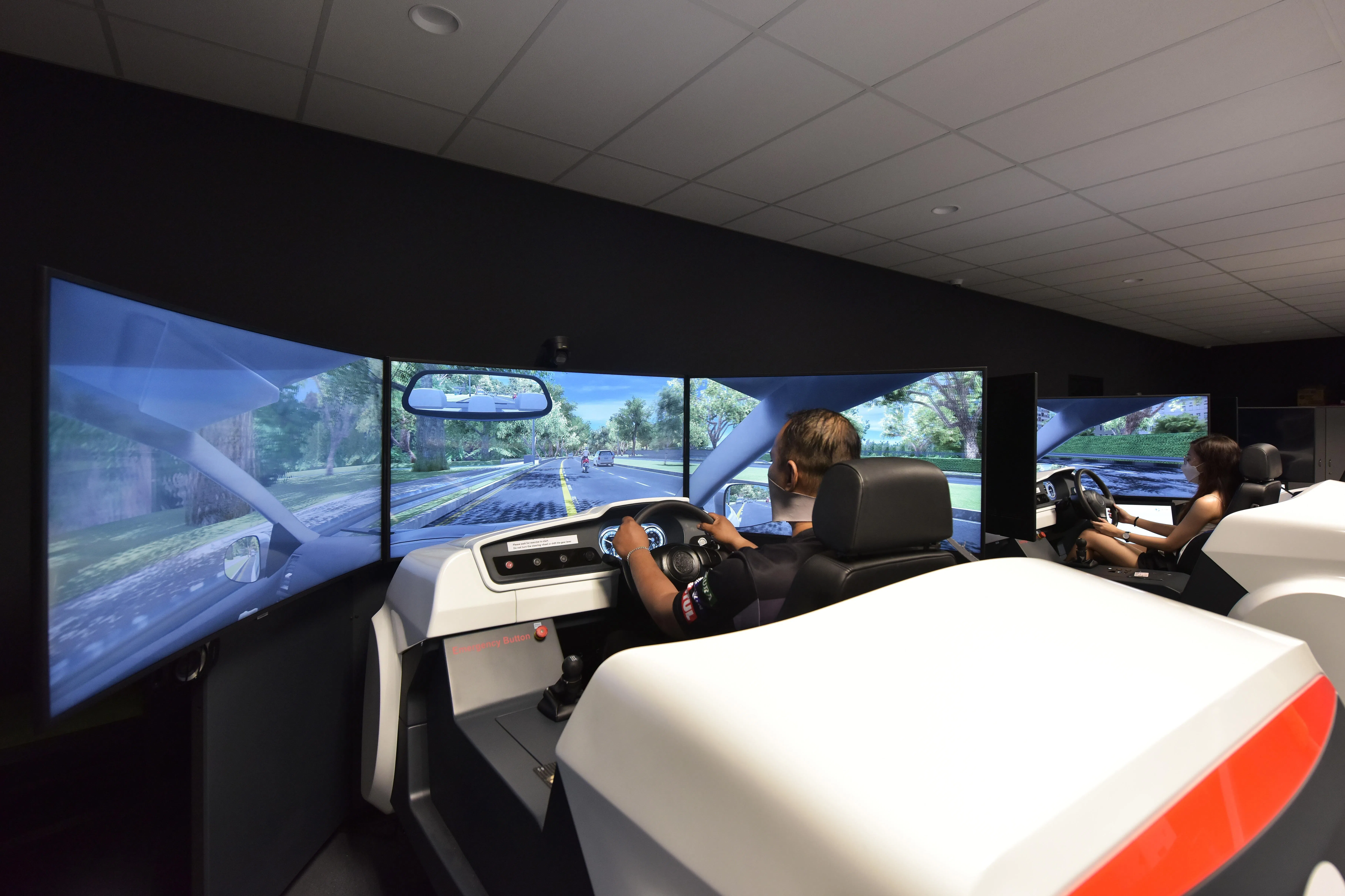 未来在蔡厝港的新一代驾驶中心将有驾驶模拟器等训练设施。图为学员目前在乌美的康福德高驾驶中心使用驾驶模拟器训练。（康福德高提供）