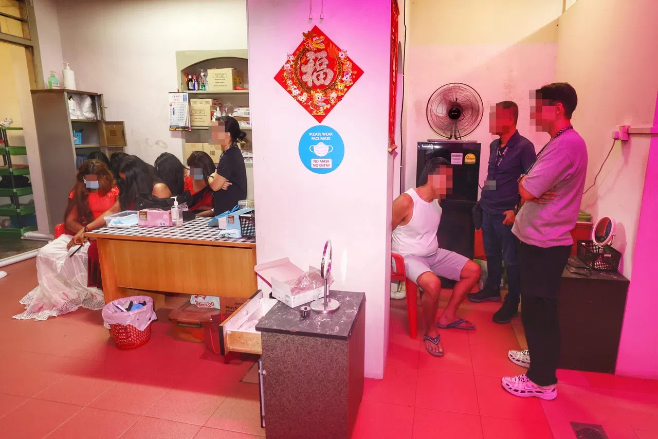 警方突击小印度一带店屋，七名男子因涉嫌卖淫活动被捕。（郑一鸣摄）