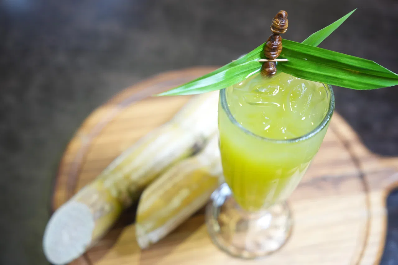 用蚕和蟋蟀装饰的甘蔗水，价格为5元。（谢智扬摄）