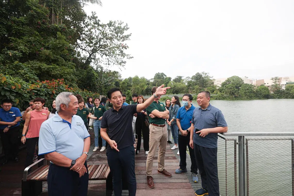 贸工部兼文化、社区及青年部政务部长陈圣辉（前排左二）星期二为万态步行道主持开幕仪式。（李冠卫摄）