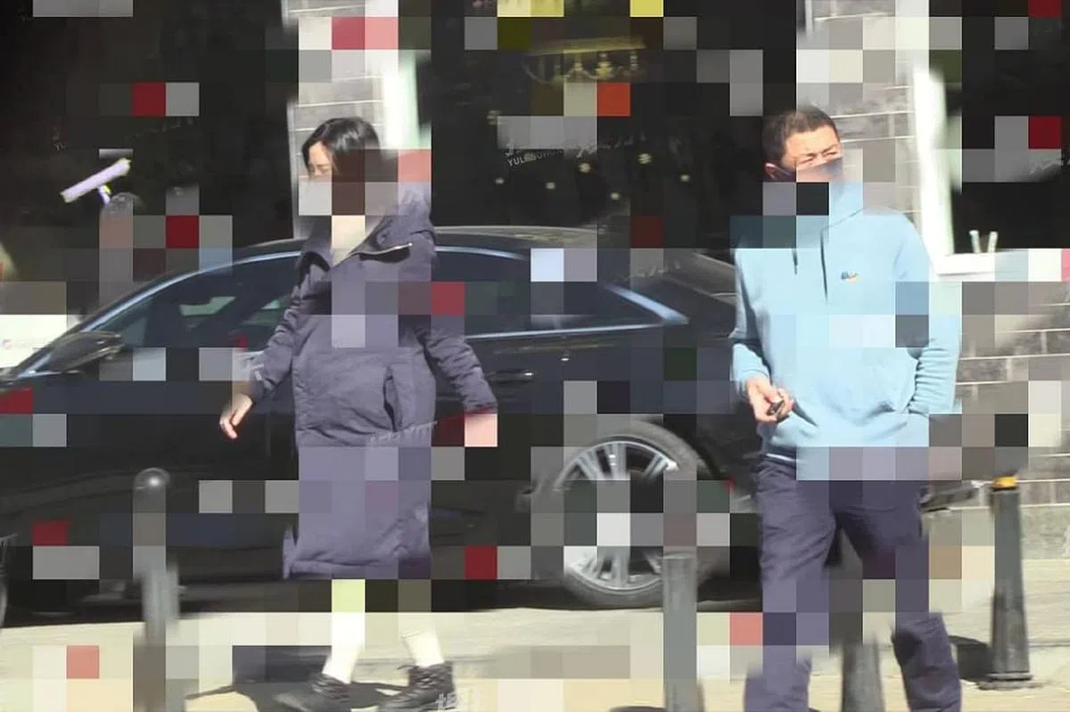 中国媒体拍到李亚鹏陪同海哈金喜到医院做产检。（图/互联网）