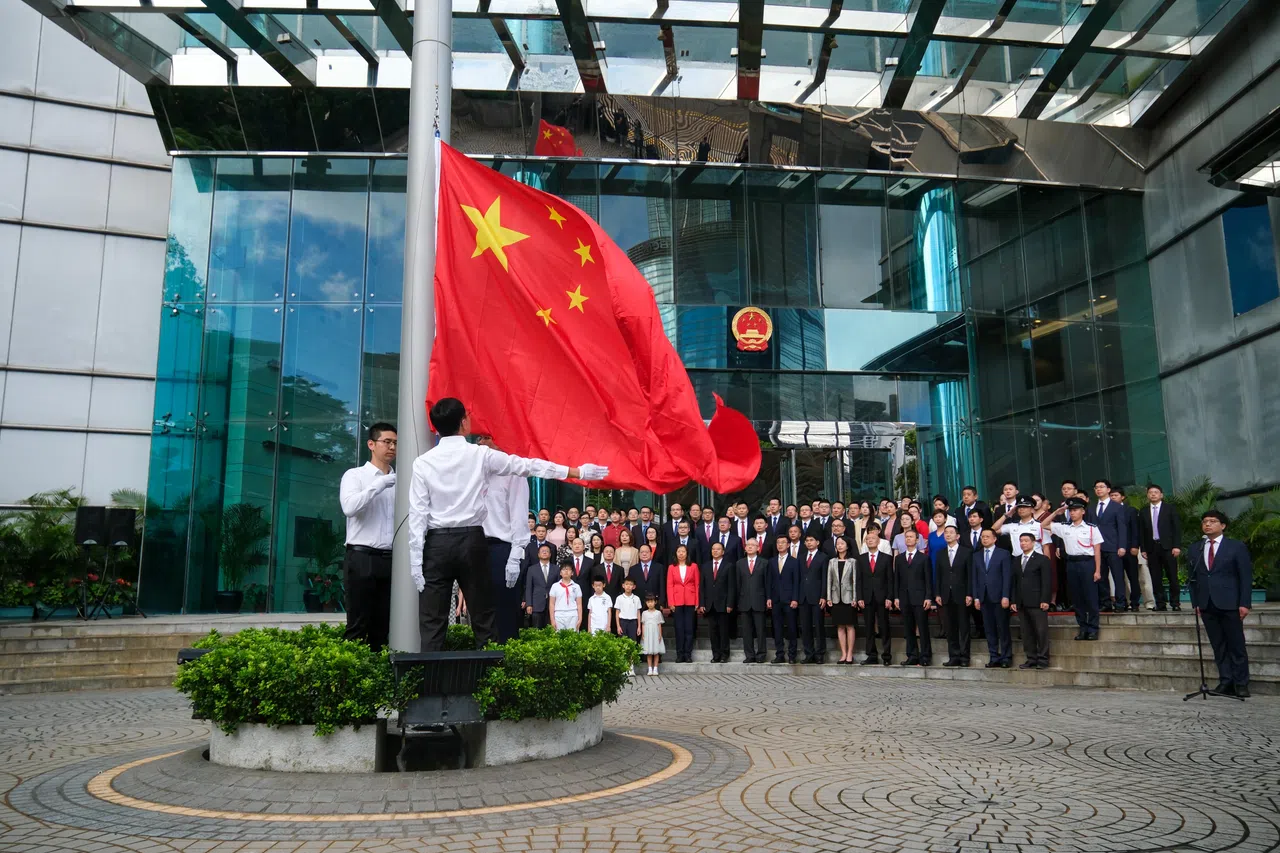 星期二早上7时，中国外交部驻香港特别行政区特派员公署举行升国旗仪式，庆祝香港回归28周年。（中新社）