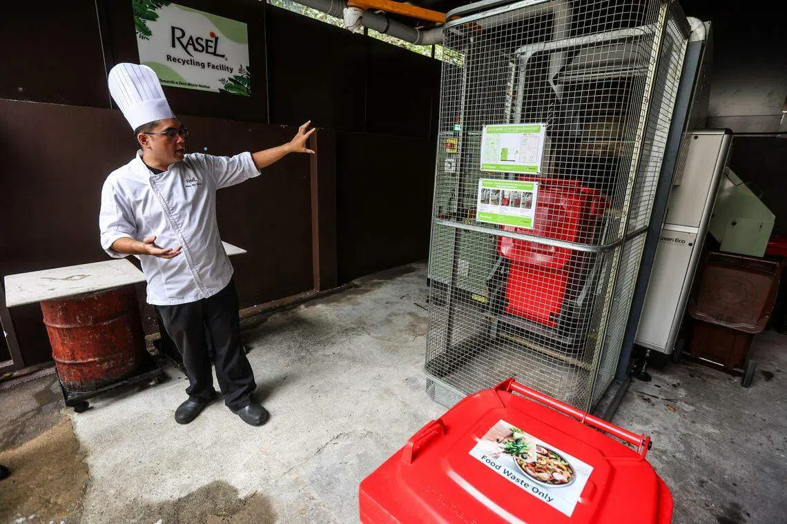 食物残渣放入这台设备后，设备专有的活性氧技术会使食物净重减少高达80％，变成安全无害的基质。这些基质可以进一步通过微生物蛋白培养转化为富含蛋白质的饲料，用于动物和水产养殖，最后回到餐桌。这样，就形成了一个闭环。（关俊威摄）