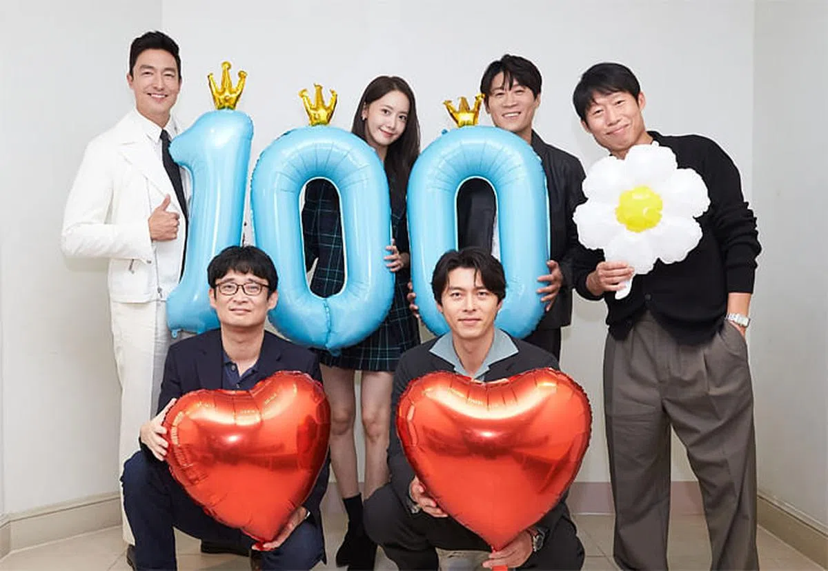 《机密同盟2》演员合照纪念电影突破100万观影人次。（图/互联网）