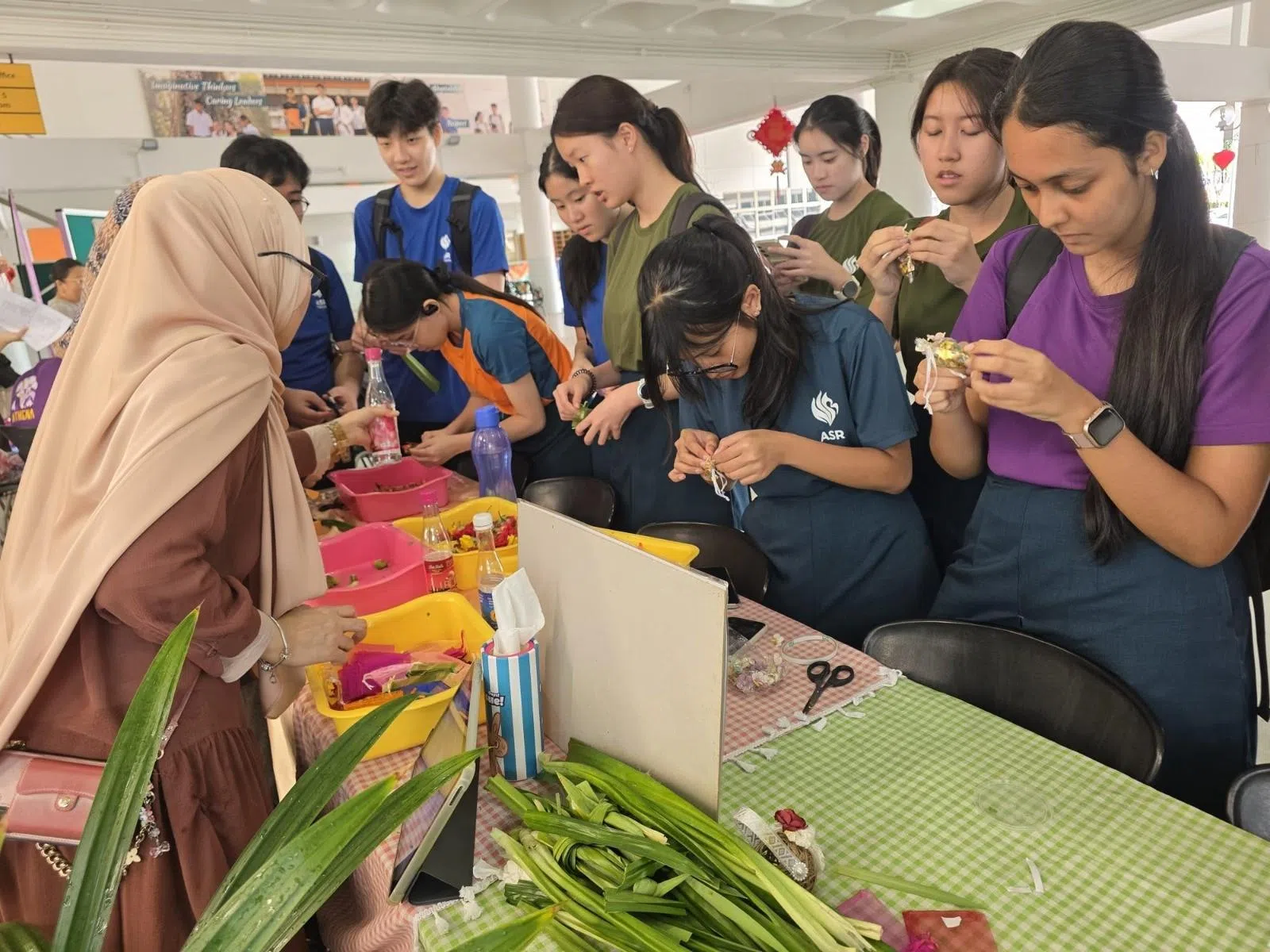 学生们亲手制作香囊，感受马来传统文化的魅力。（安德逊实龙岗初院提供）