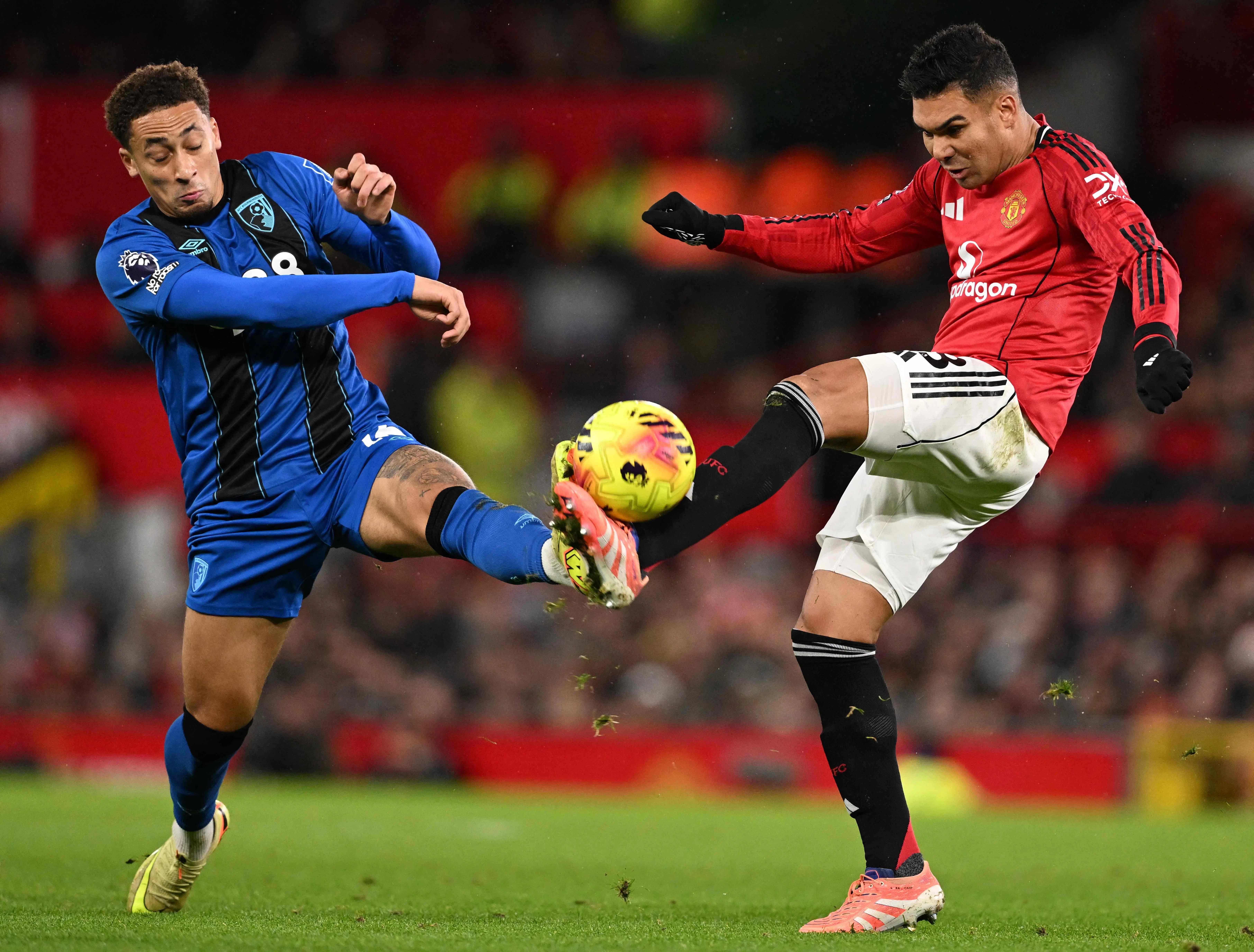 曼联中场大将卡塞米罗（右）本仗因累计黄卡禁赛。（法新社）