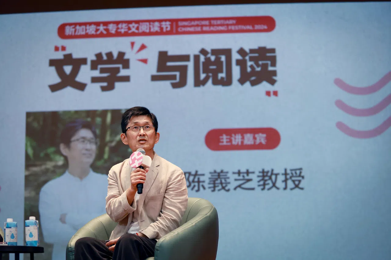 陈义芝参加新加坡大专华文阅读节，主讲“文学与阅读”。（龙国雄摄）