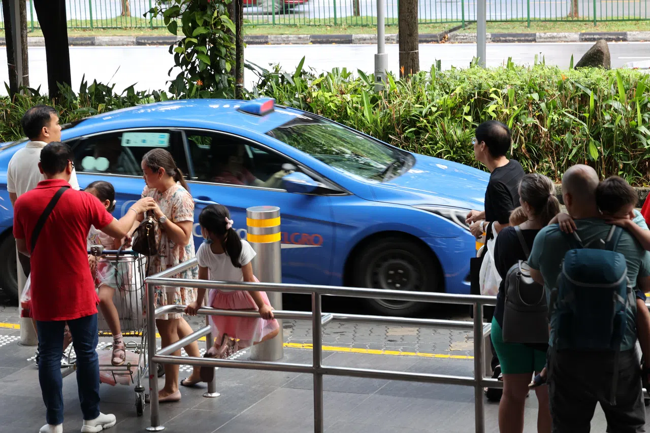 根据2020年生效的点对点载客服务监管框架，陆交局根据车辆是在路边载客，还是通过手机应用等接电召，来颁发经营执照。公司可同时持有超过两种执照。（王彦燕摄）