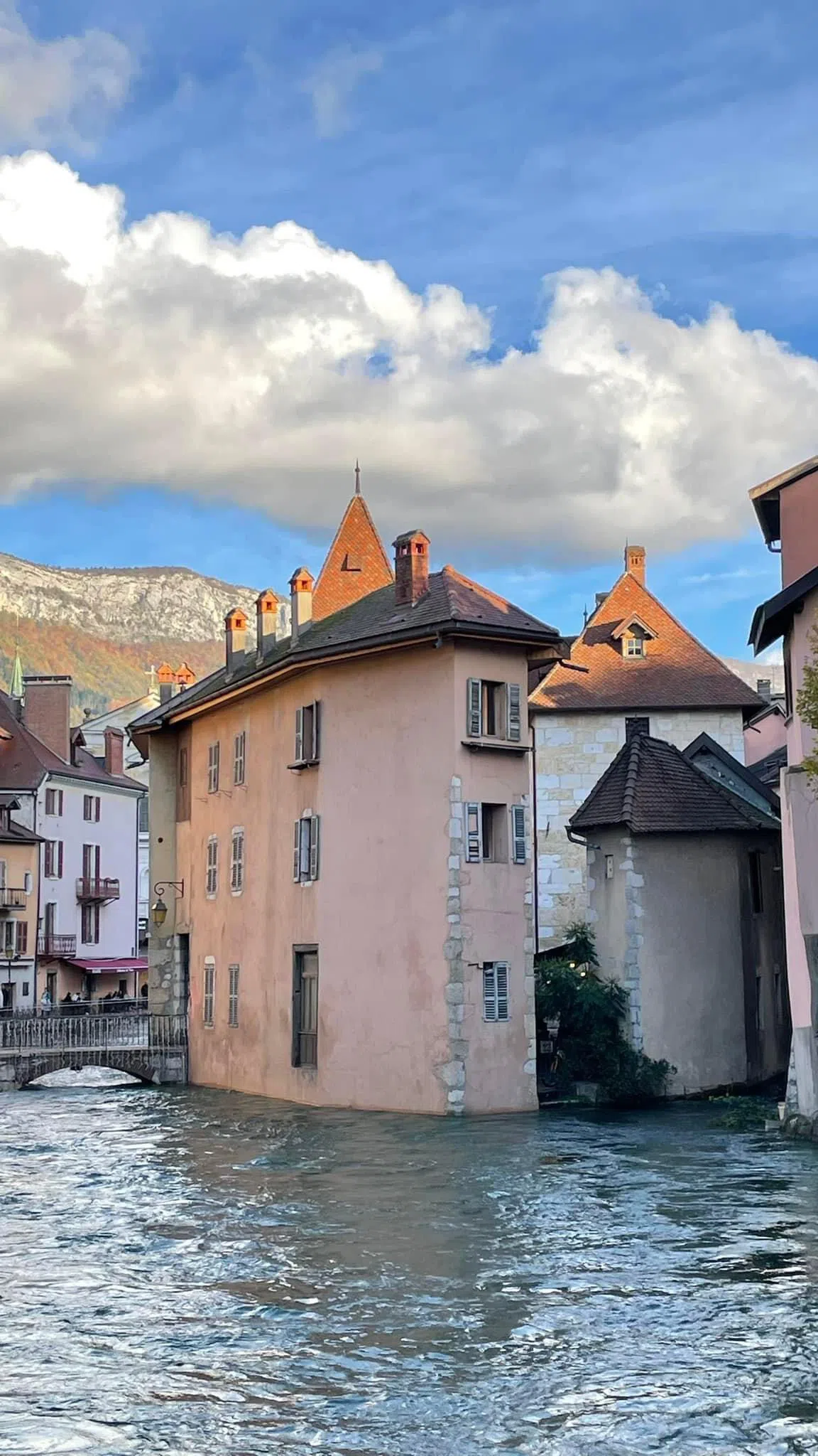 蔚蓝的小河穿过安纳西镇，建在水中的监狱，是游客必打卡处。（王华儿摄）