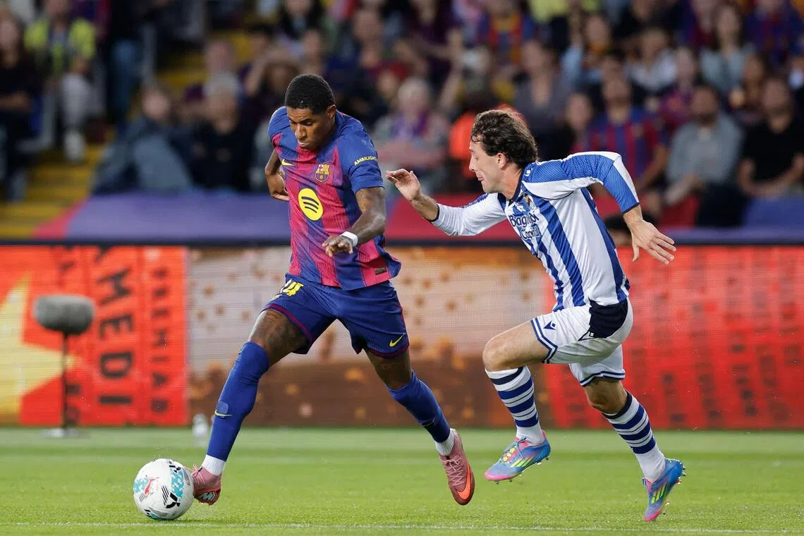 本赛季从母队曼联租借至巴塞罗那后，边锋拉什福德（左）一扫低迷状态，不仅在上场欧冠独中两元，还在七场西甲联赛送出三记助攻。（法新社）