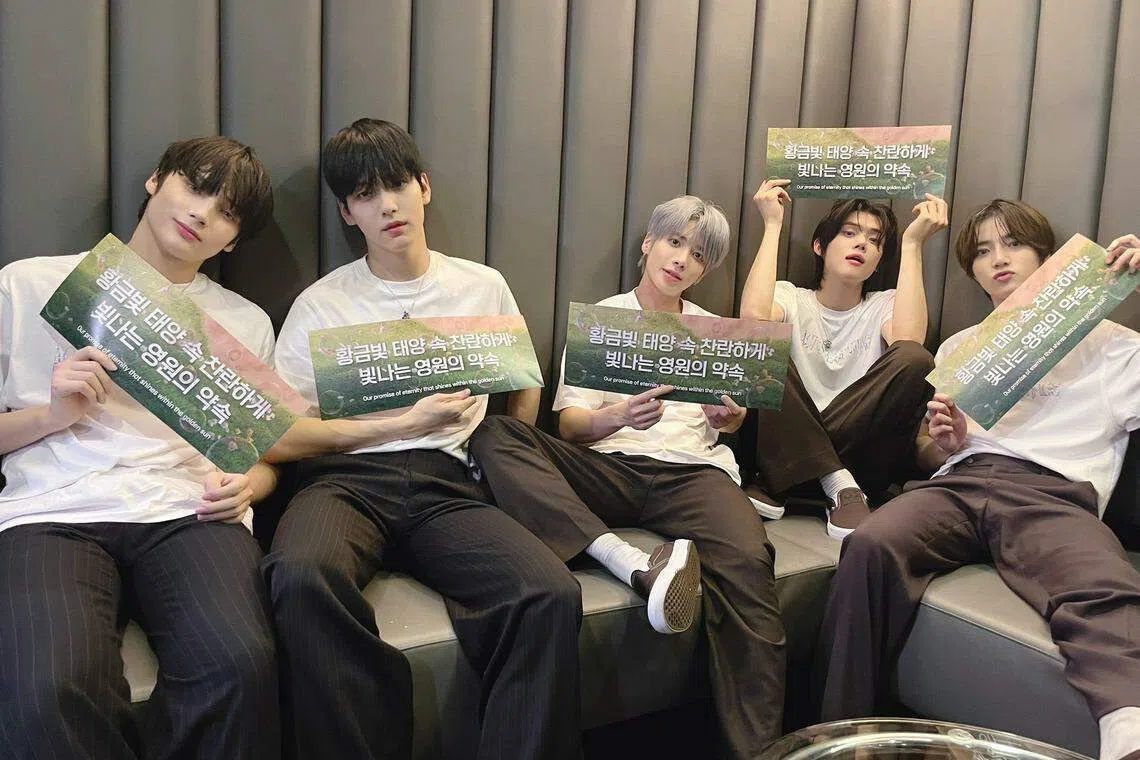 TOMORROW X TOGETHER分享粉丝准备的应援横幅。（取自Big Hit Music）