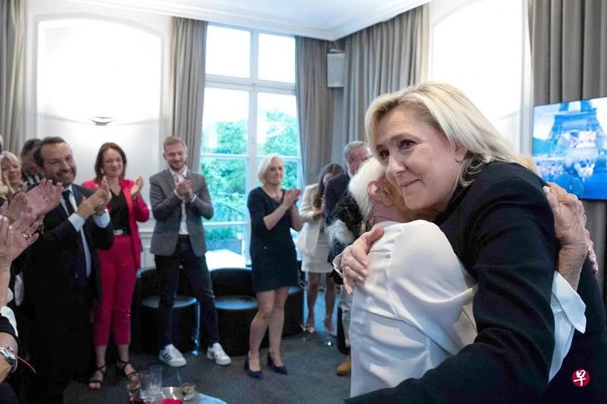 勒庞认为自己虽败犹胜，她在确定败选后含笑与母亲皮埃雷特拥抱，在场支持者鼓掌支持。（法新社）