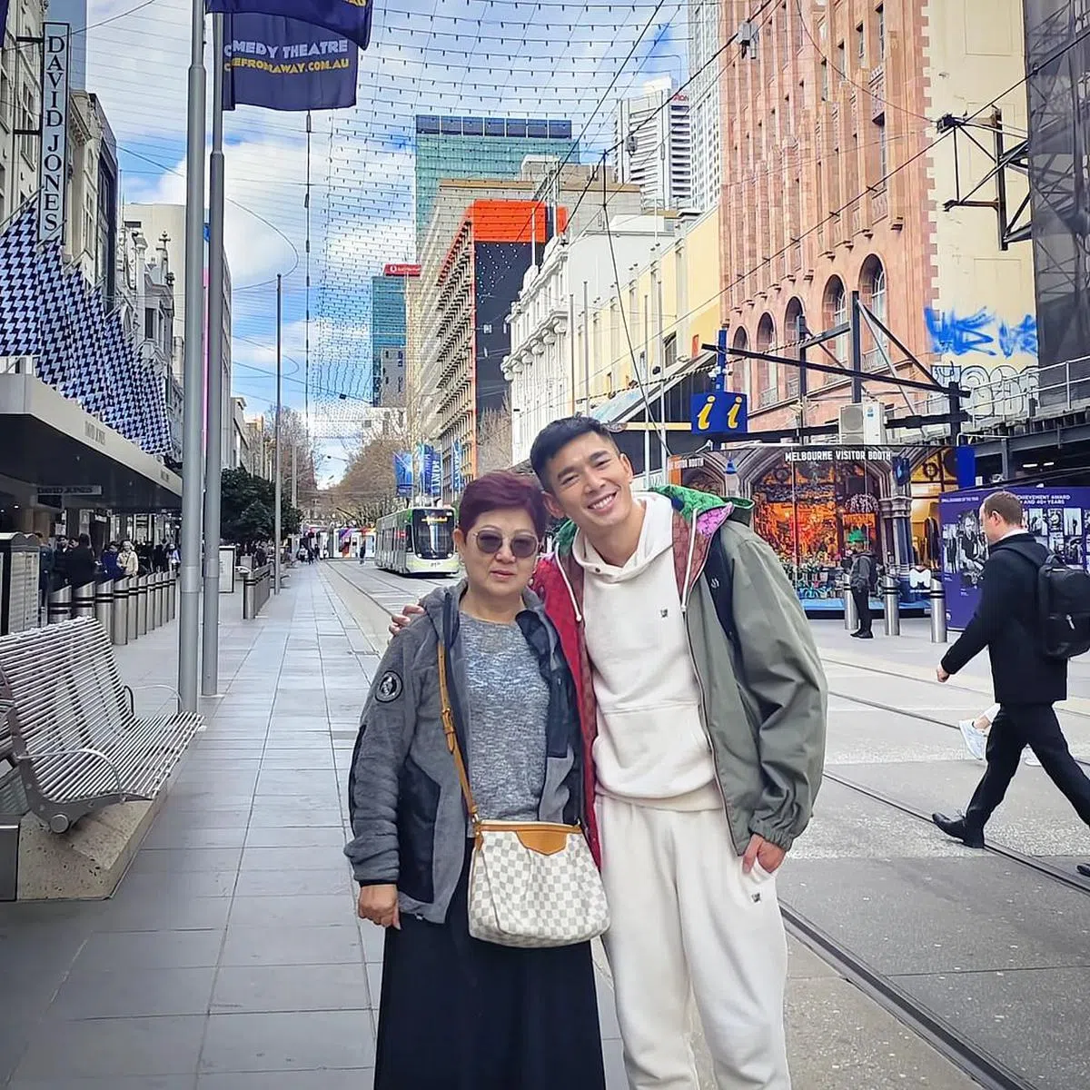 黄俊雄和妈妈在墨尔本留下美好的回忆。（取自IG）