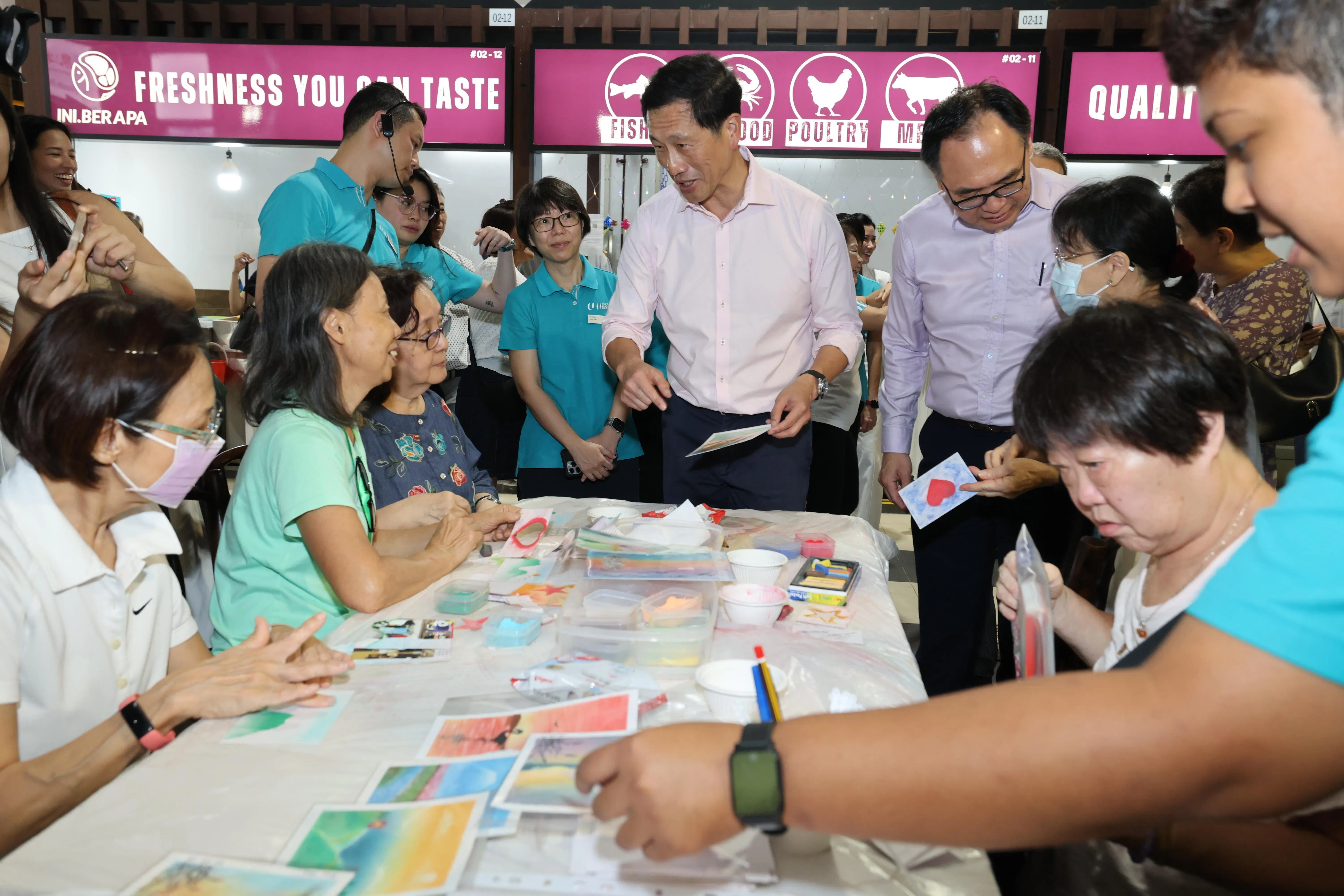 职总保健活跃乐龄中心（武吉班让）9月19日正式开幕。社会政策统筹部长兼卫生部长王乙康（中）和武吉班让区议员连荣华（右四），在现场和出席活动者交流。（梁麒麟摄）